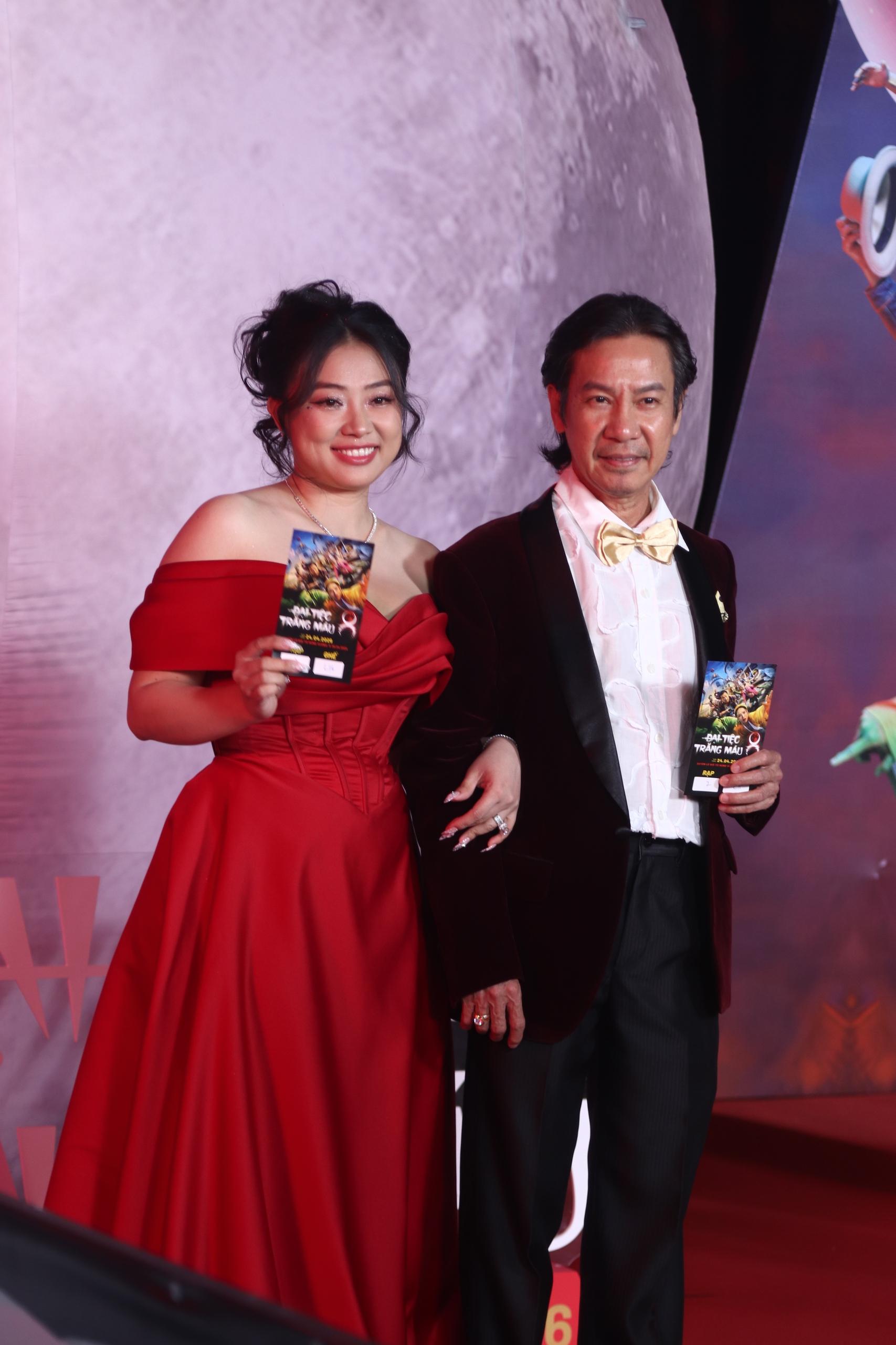 Việt Hương v&agrave; V&acirc;n Sơn hội ngộ tại ra mắt phim Đại tiệc trăng m&aacute;u 8 - Ảnh 8.