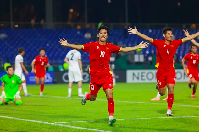 HLV Kim Sang-sik v&agrave; c&ocirc;ng cuộc &lsquo;săn đầu người&rsquo;, U.23 Việt Nam quyết bung lụa tại ASIAD 20
- Ảnh 1.