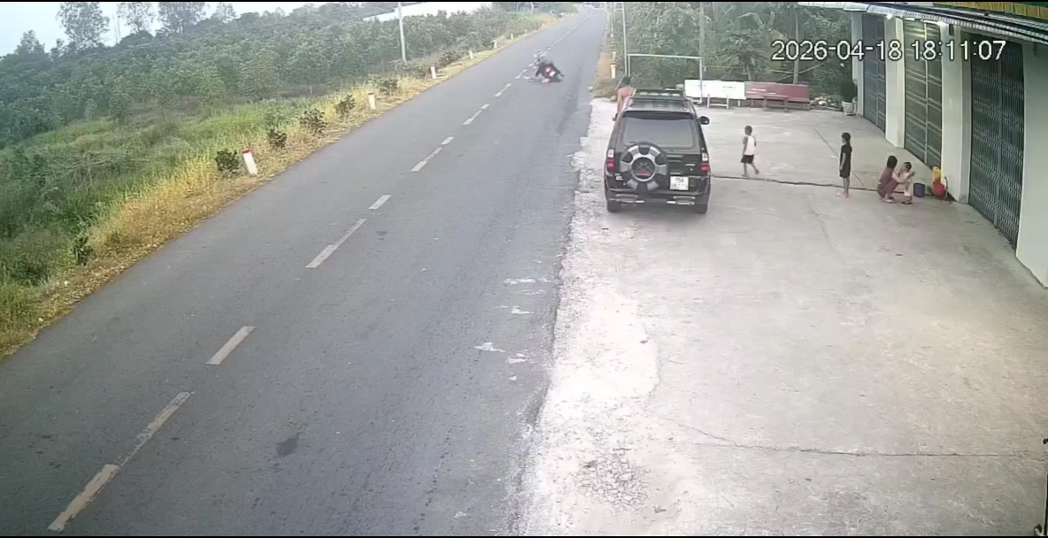 Bé 5 tuổi đá bóng lăn ra đường làm người đàn ông 50 tuổi ngã tử vong- Ảnh 1.