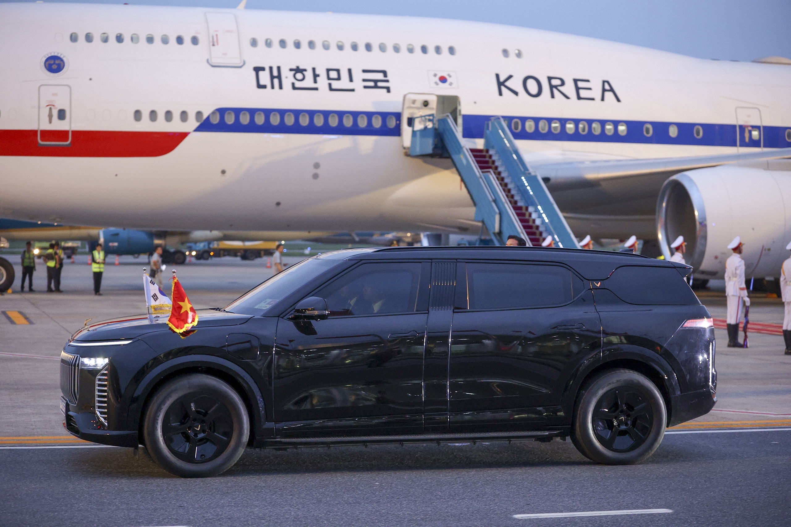 Tổng thống Hàn Quốc và Phu nhân bắt đầu chuyến thăm cấp Nhà nước Việt Nam - Ảnh 4.