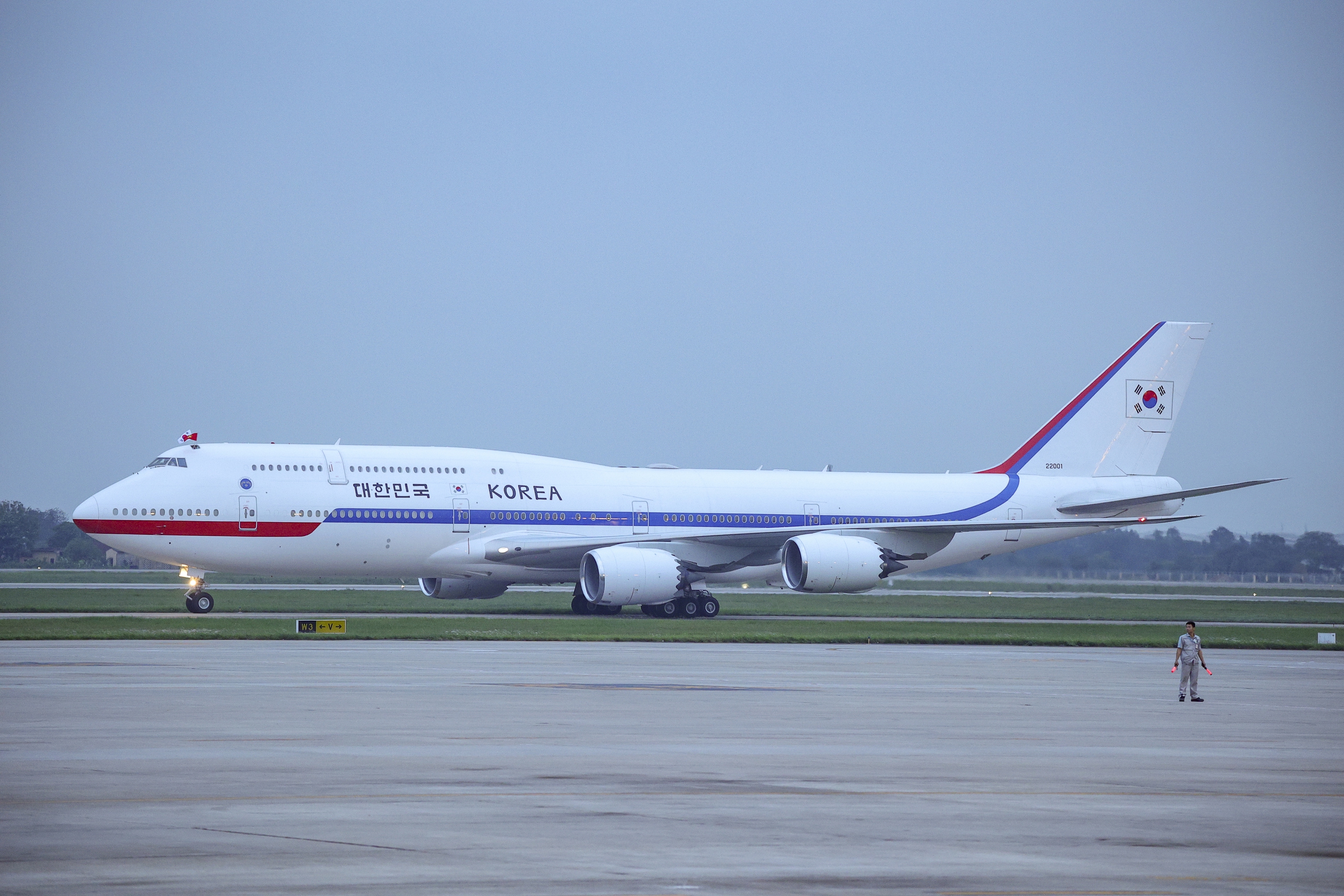 Tổng thống Hàn Quốc và Phu nhân bắt đầu chuyến thăm cấp Nhà nước Việt Nam - Ảnh 1.