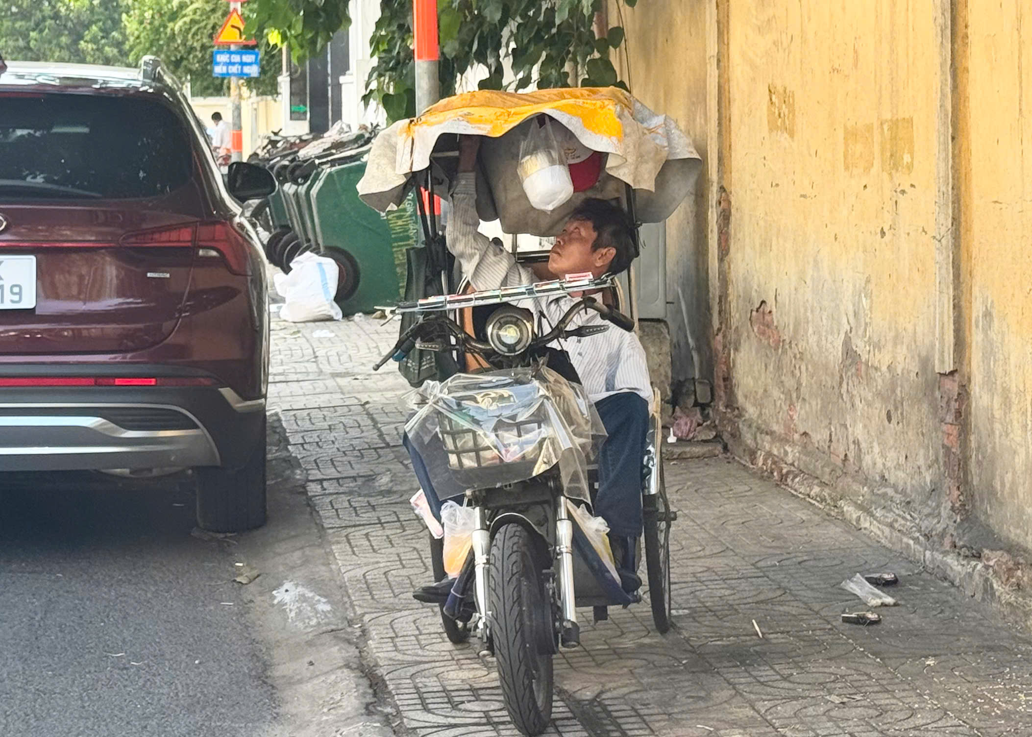 Chuyên gia: 'Cần lập quỹ an sinh cho người bán vé số dạo'- Ảnh 2.