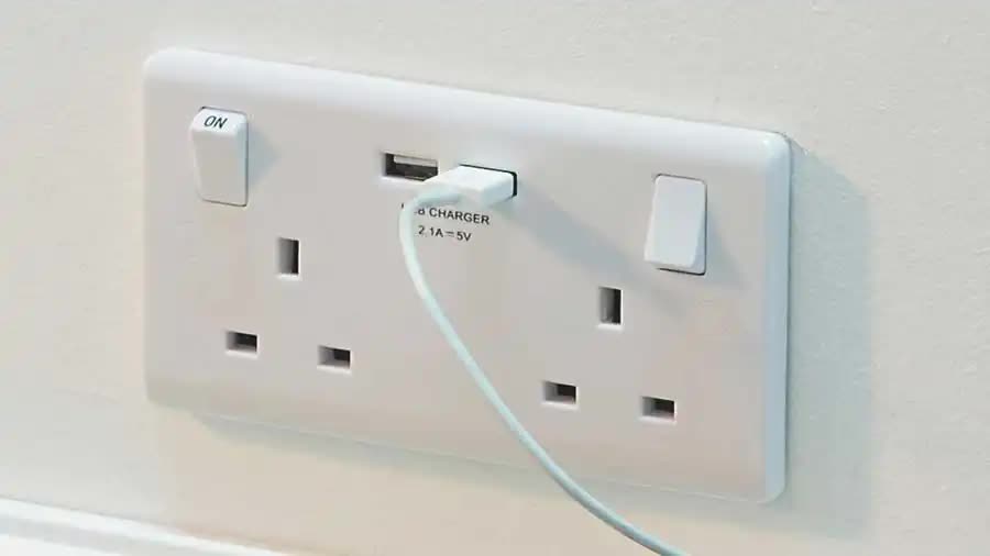 Nguy cơ tiềm ẩn từ ổ cắm điện USB mà nhiều gia đình bỏ qua - Ảnh 1.
