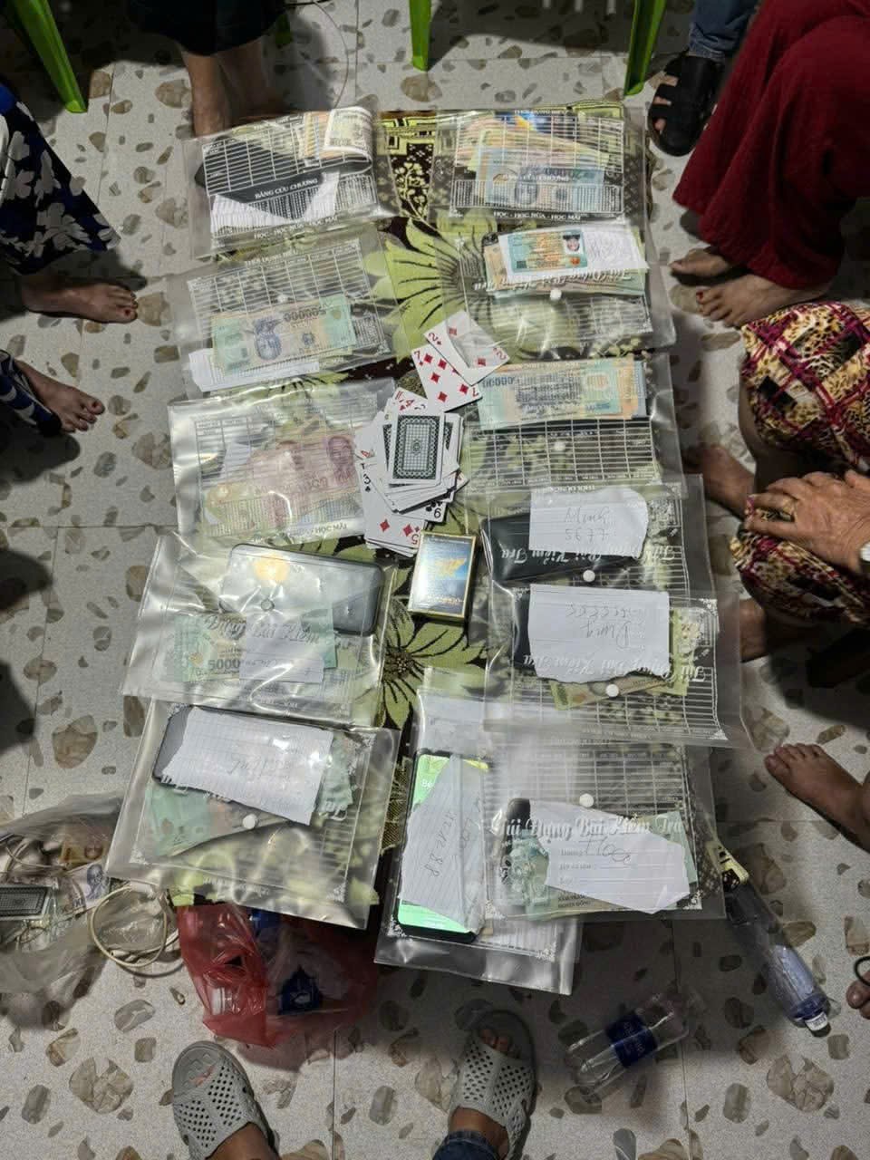 Đột k&iacute;ch s&ograve;ng bạc trung t&acirc;m Đ&agrave; Nẵng, bắt nữ nghi phạm thu tiền x&acirc;u trăm triệu- Ảnh 3.