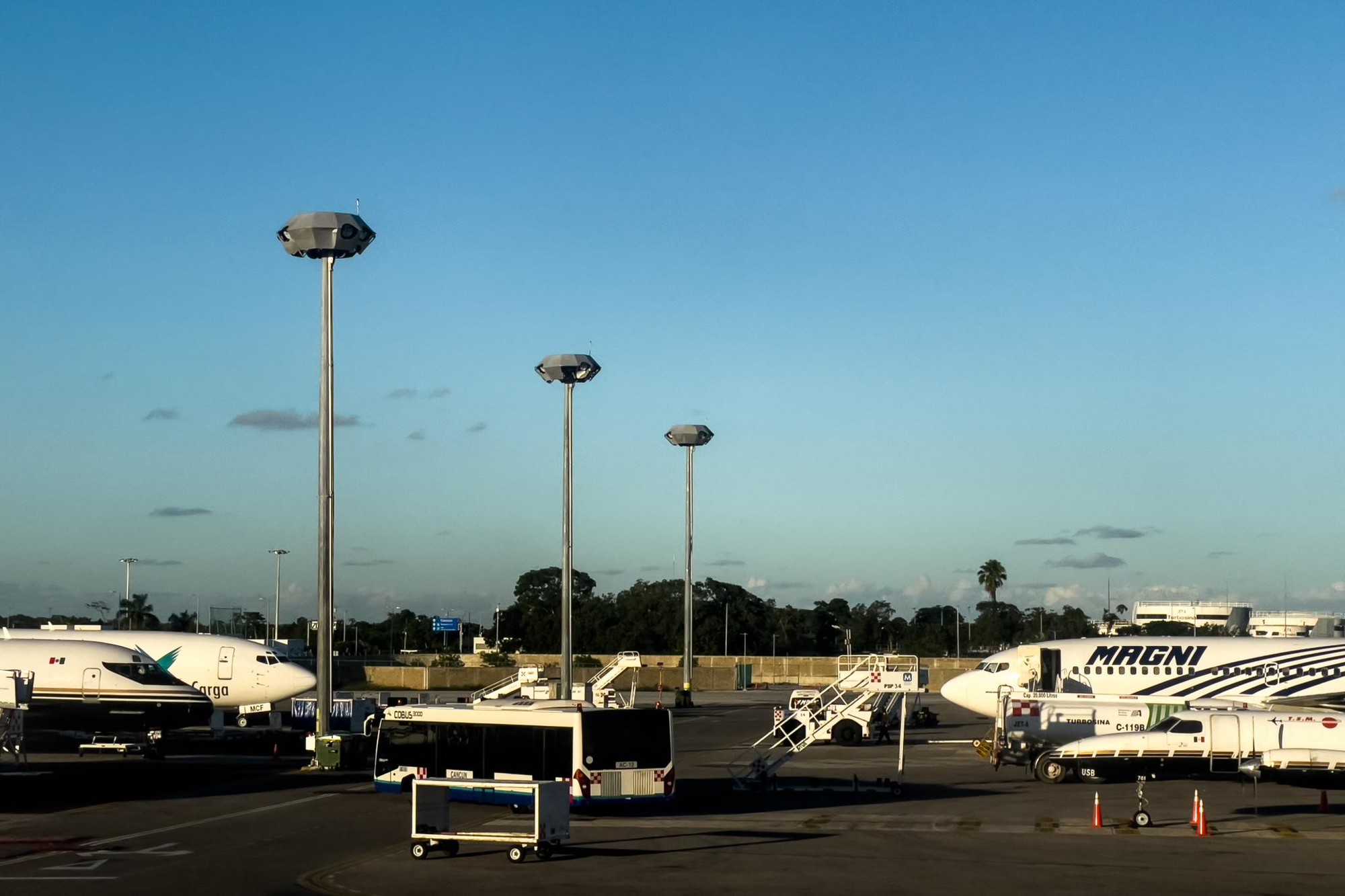 Hãng hàng không bỏ hàng ngàn khách, đột ngột hủy tất cả chuyến bay - Ảnh 1.