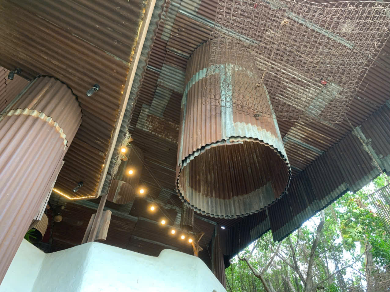 Độc đ&aacute;o qu&aacute;n c&agrave; ph&ecirc; chỉ to&agrave;n phế liệu nhưng kh&aacute;ch đến kh&ocirc;ng ngừng - Ảnh 8.