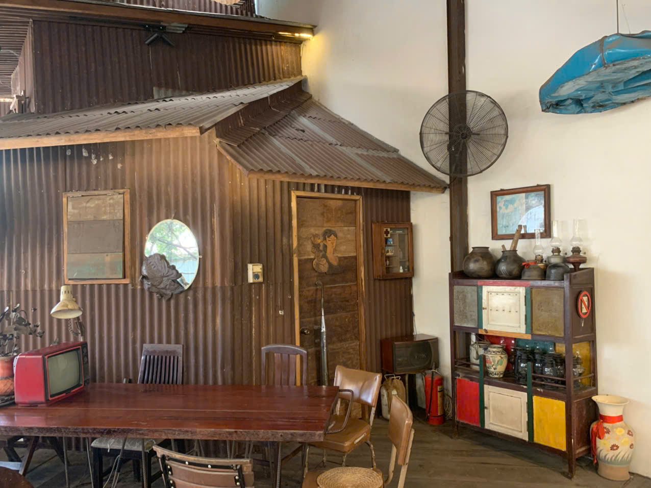 Độc đ&aacute;o qu&aacute;n c&agrave; ph&ecirc; chỉ to&agrave;n phế liệu nhưng kh&aacute;ch đến kh&ocirc;ng ngừng - Ảnh 12.