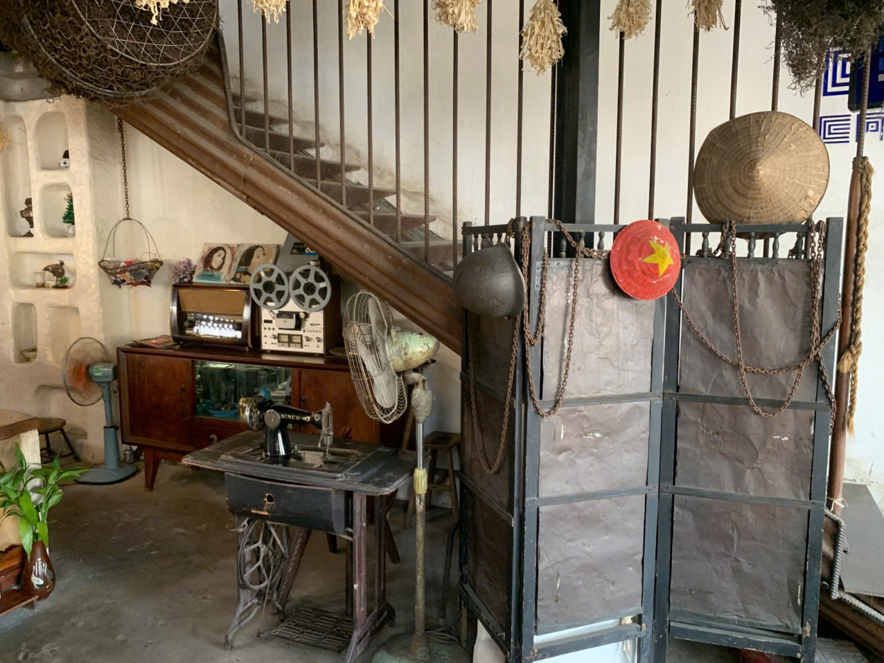 Độc đ&aacute;o qu&aacute;n c&agrave; ph&ecirc; chỉ to&agrave;n phế liệu nhưng kh&aacute;ch đến kh&ocirc;ng ngừng - Ảnh 10.