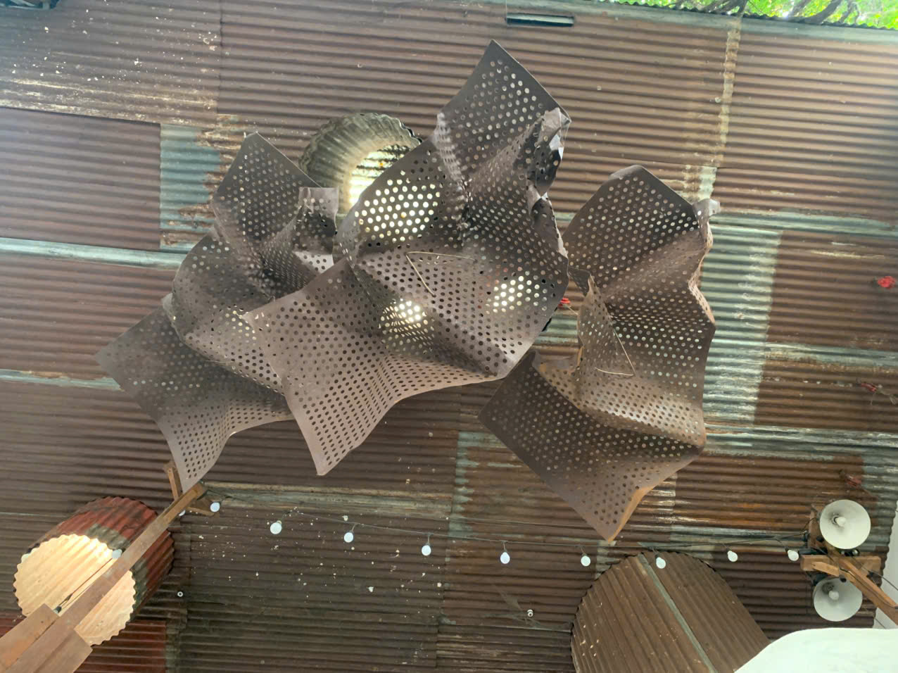 Độc đ&aacute;o qu&aacute;n c&agrave; ph&ecirc; chỉ to&agrave;n phế liệu nhưng kh&aacute;ch đến kh&ocirc;ng ngừng - Ảnh 7.