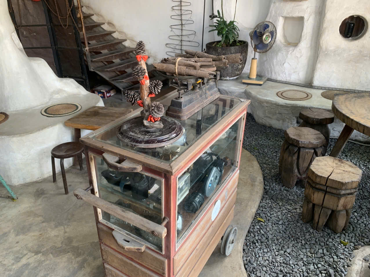 Độc đ&aacute;o qu&aacute;n c&agrave; ph&ecirc; chỉ to&agrave;n phế liệu nhưng kh&aacute;ch đến kh&ocirc;ng ngừng - Ảnh 11.