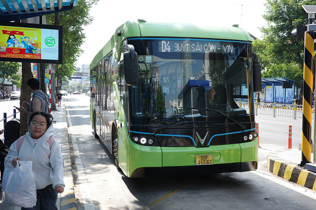 Bàn cách 'kéo' người dân đi xe buýt- Ảnh 1.