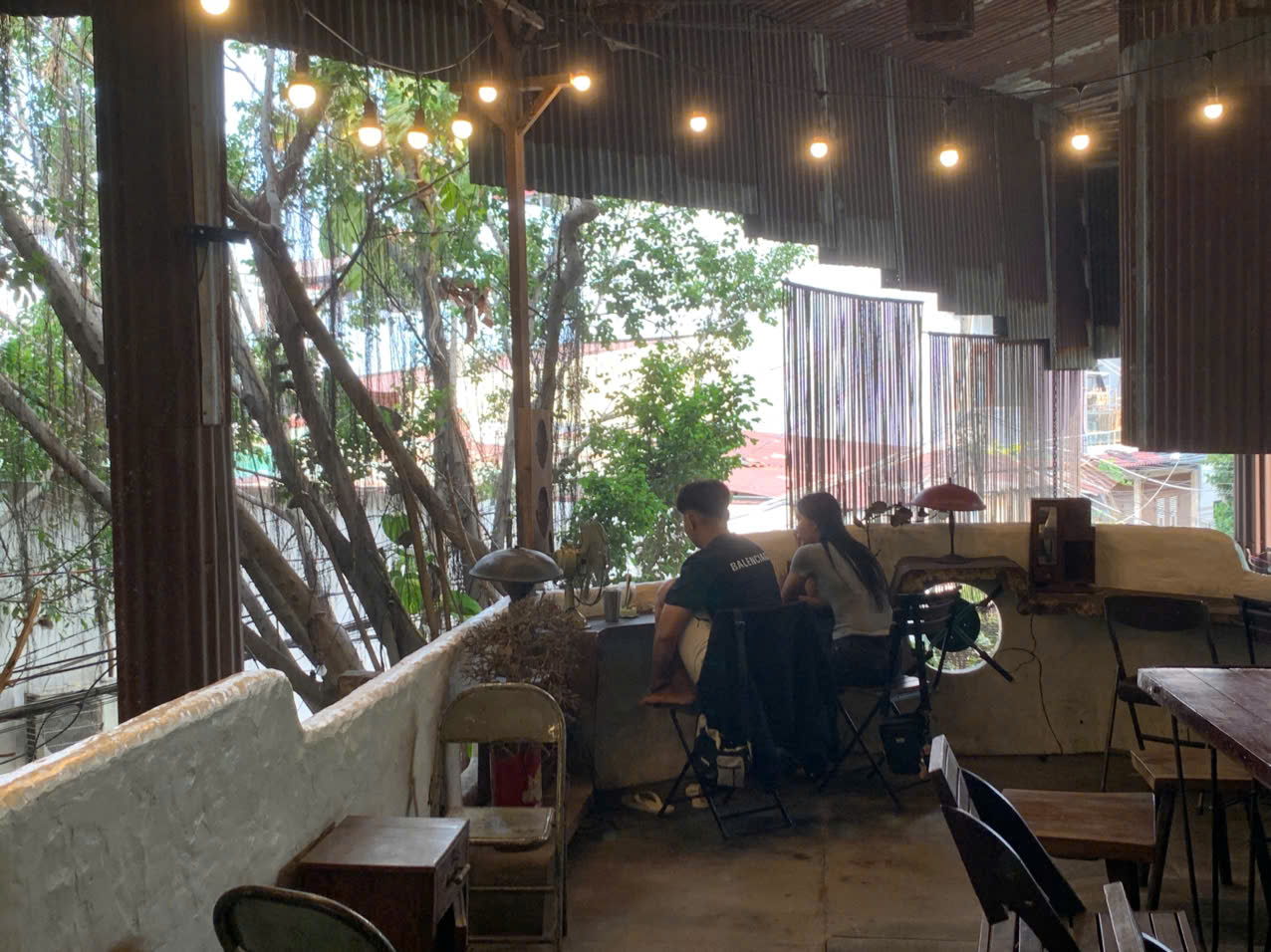 Độc đ&aacute;o qu&aacute;n c&agrave; ph&ecirc; chỉ to&agrave;n phế liệu nhưng kh&aacute;ch đến kh&ocirc;ng ngừng - Ảnh 2.