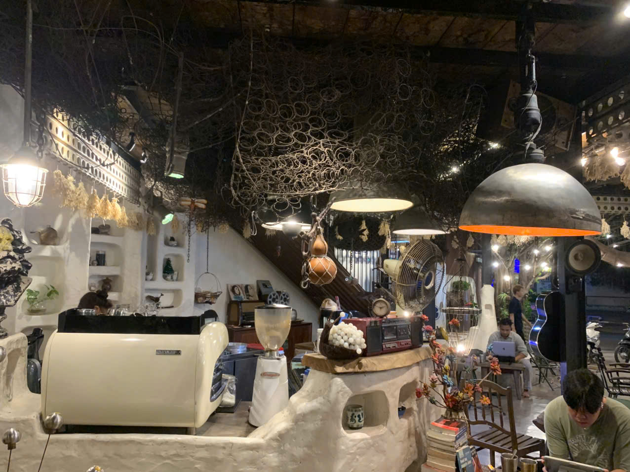 Độc đ&aacute;o qu&aacute;n c&agrave; ph&ecirc; chỉ to&agrave;n phế liệu nhưng kh&aacute;ch đến kh&ocirc;ng ngừng - Ảnh 5.