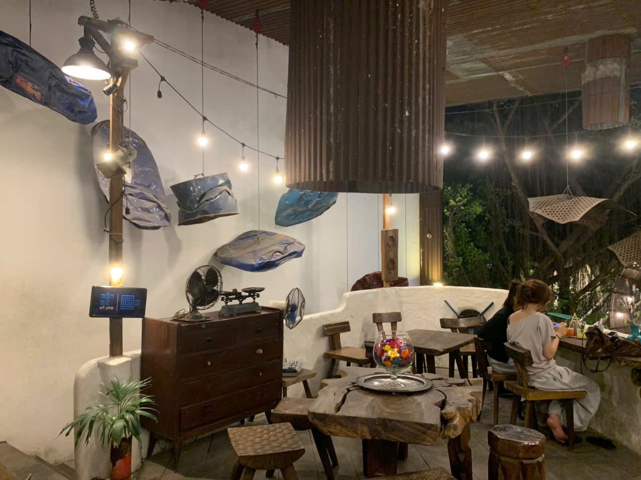 Độc đ&aacute;o qu&aacute;n c&agrave; ph&ecirc; chỉ to&agrave;n phế liệu nhưng kh&aacute;ch đến kh&ocirc;ng ngừng - Ảnh 3.