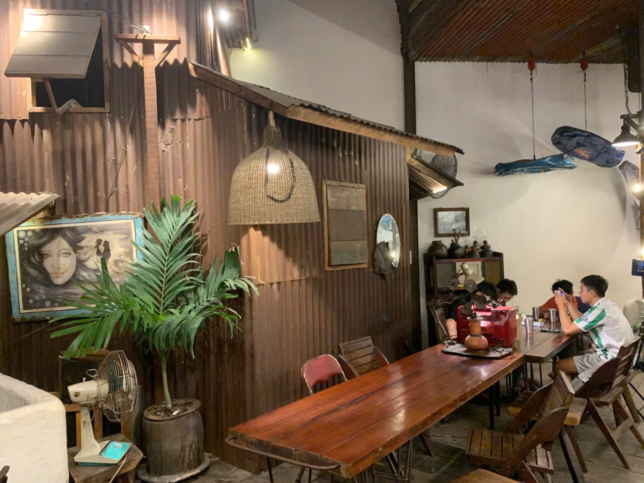 Độc đ&aacute;o qu&aacute;n c&agrave; ph&ecirc; chỉ to&agrave;n phế liệu nhưng kh&aacute;ch đến kh&ocirc;ng ngừng - Ảnh 4.