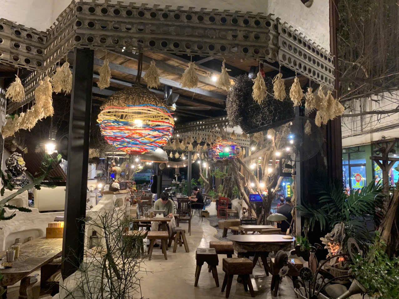 Độc đ&aacute;o qu&aacute;n c&agrave; ph&ecirc; chỉ to&agrave;n phế liệu nhưng kh&aacute;ch đến kh&ocirc;ng ngừng - Ảnh 1.