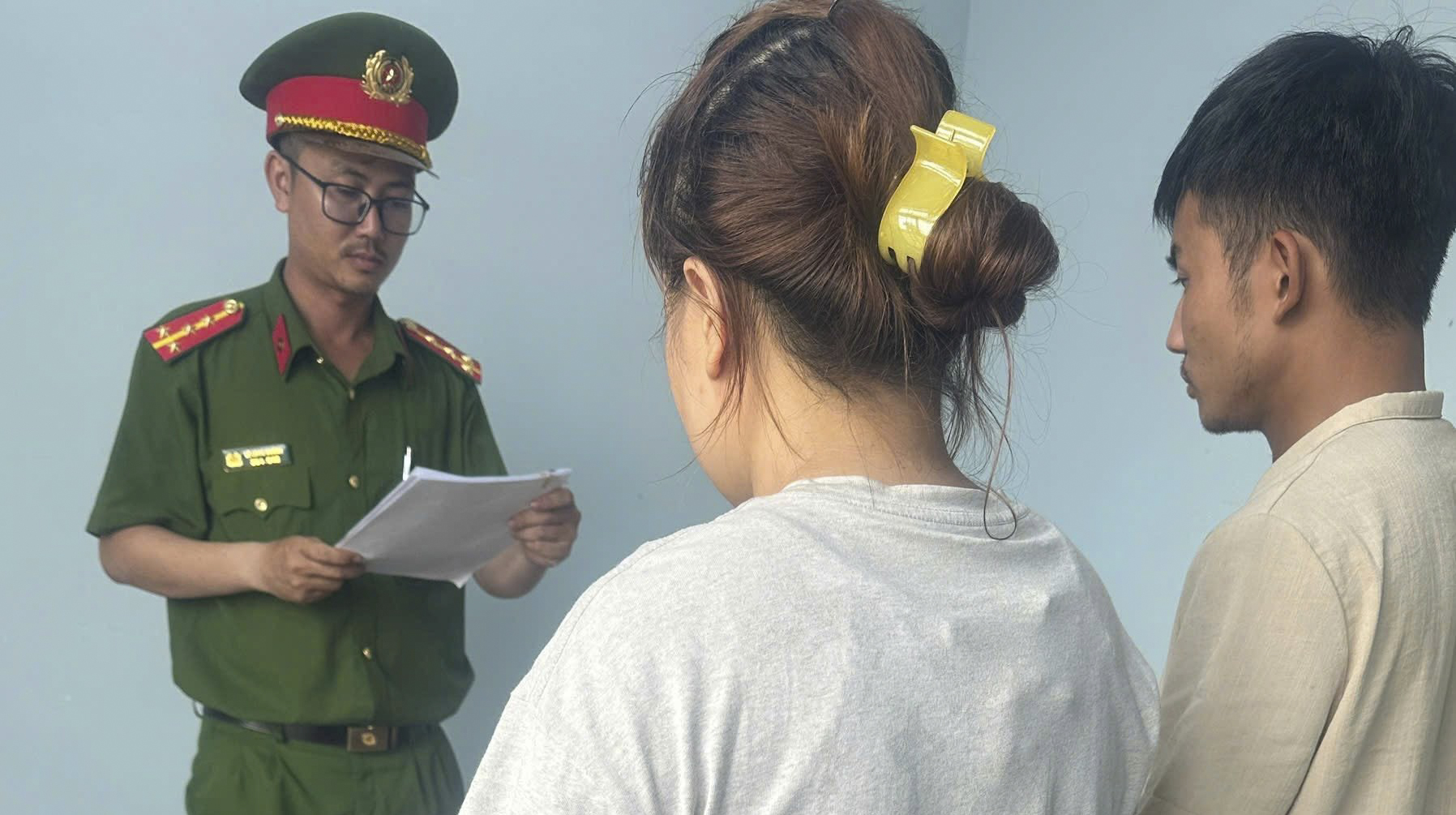 Tóm gọn 'vợ chồng hờ' chuyên trộm xe máy sau 19 giờ truy xét- Ảnh 1.