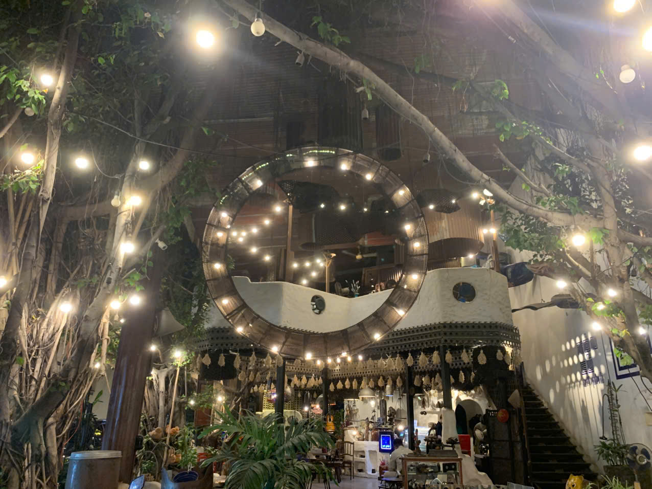 Độc đ&aacute;o qu&aacute;n c&agrave; ph&ecirc; chỉ to&agrave;n phế liệu nhưng kh&aacute;ch đến kh&ocirc;ng ngừng - Ảnh 14.