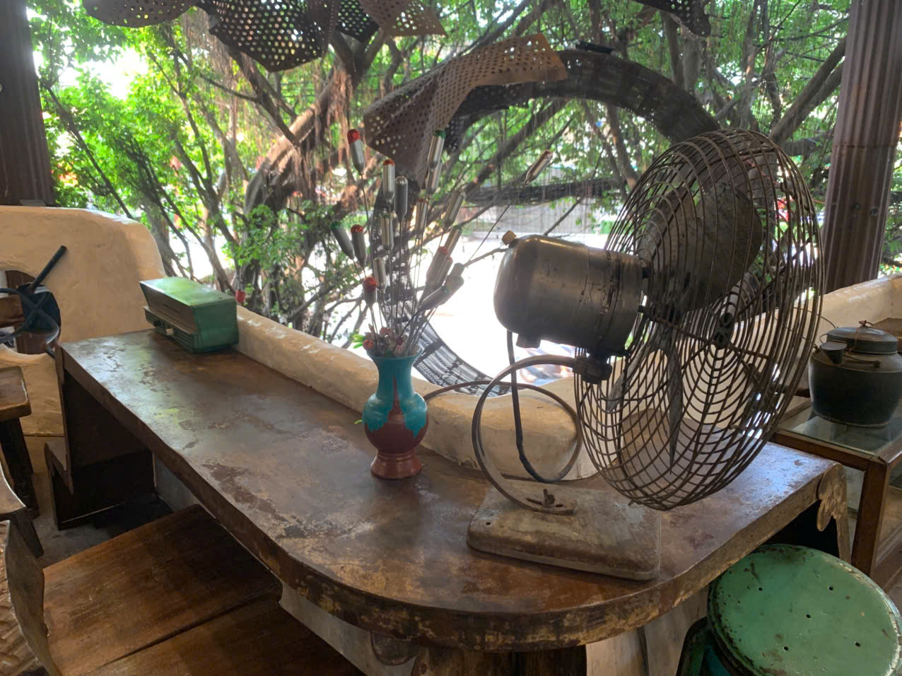 Độc đ&aacute;o qu&aacute;n c&agrave; ph&ecirc; chỉ to&agrave;n phế liệu nhưng kh&aacute;ch đến kh&ocirc;ng ngừng - Ảnh 9.