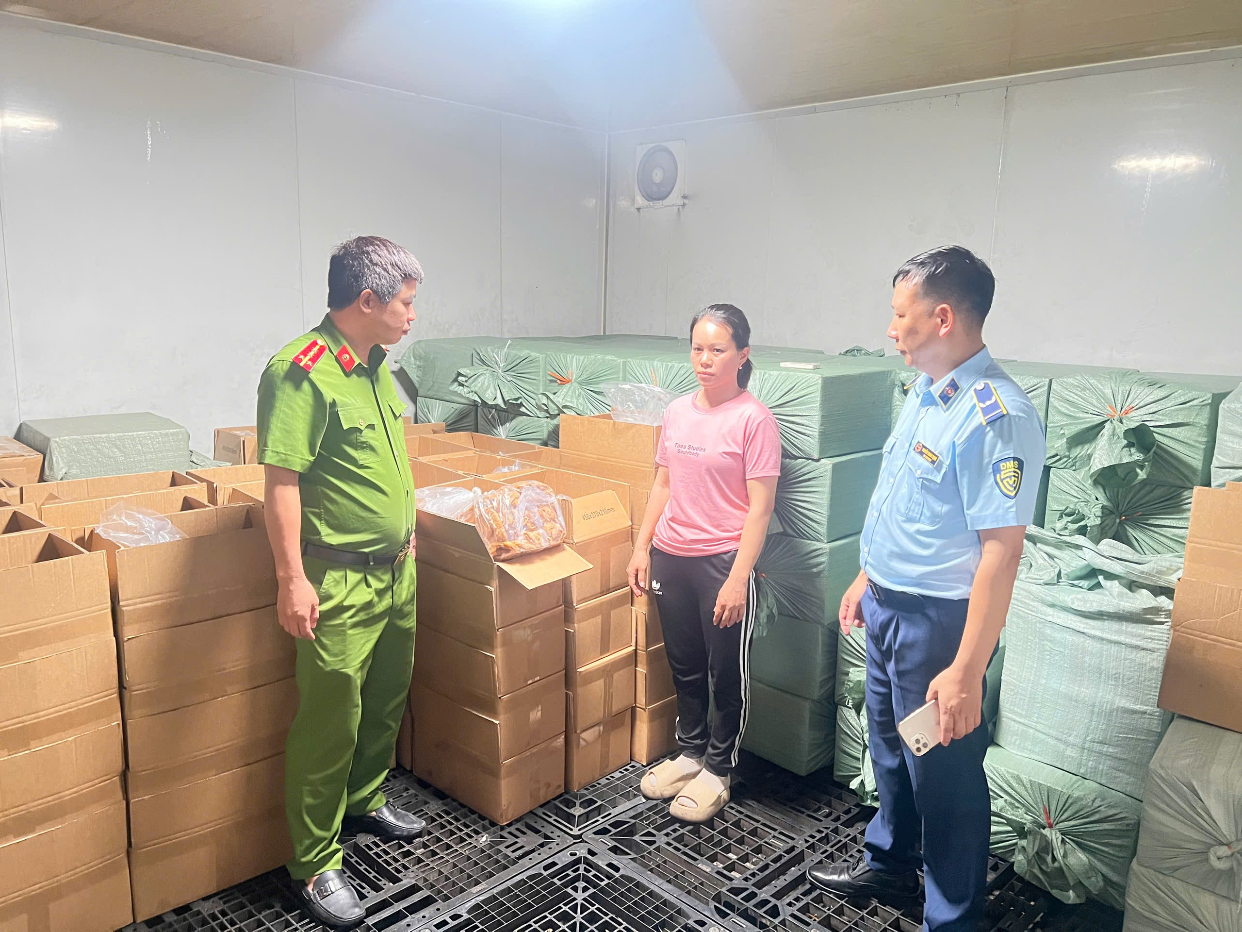 Phát hiện hơn 25 tấn thực phẩm bẩn không rõ nguồn gốc ở Quảng Ninh - Ảnh 2.