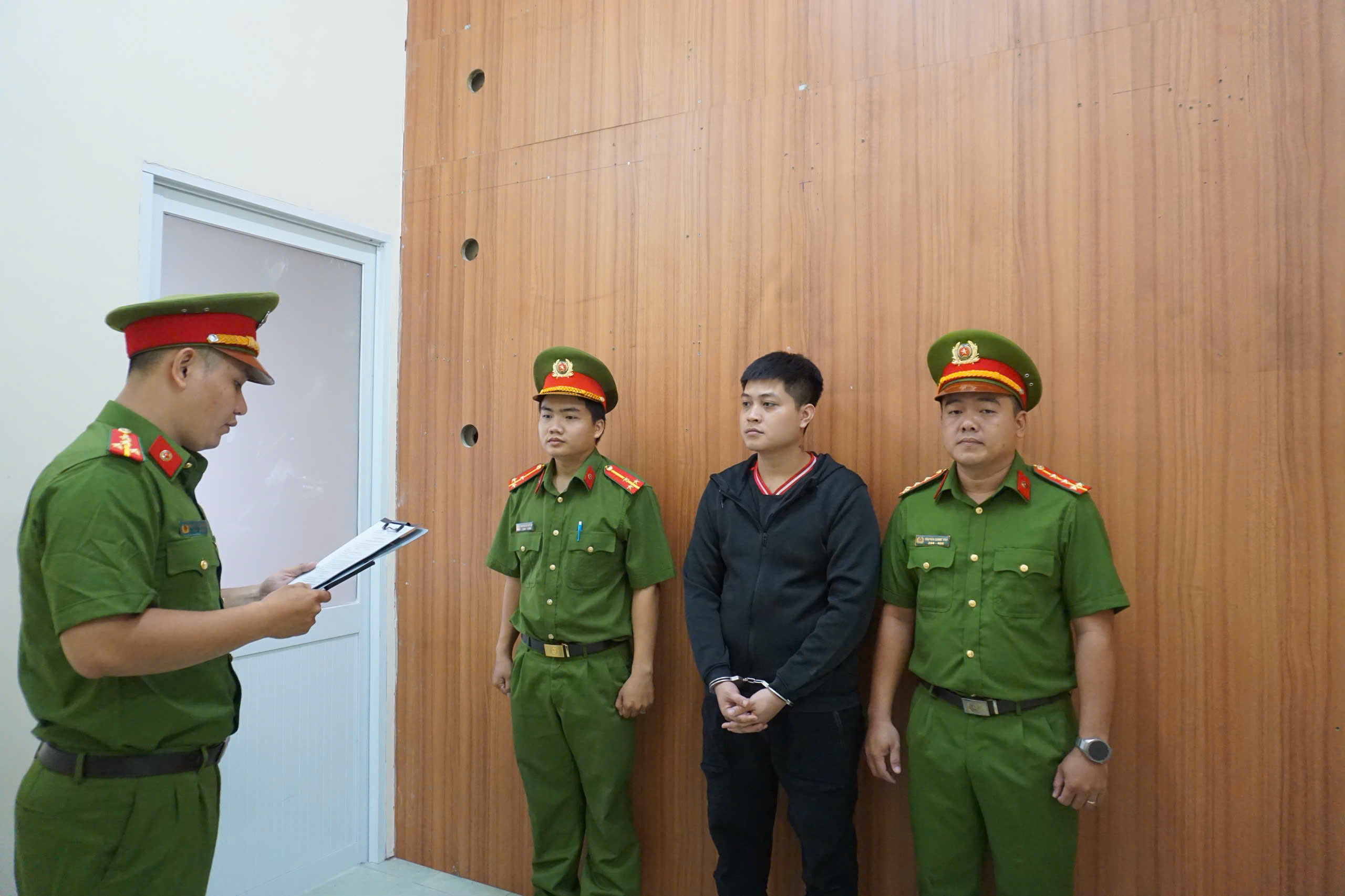 Công an TP.HCM khởi tố nhóm cho vay lãi nặng với lãi suất 'cắt cổ' 365%/năm - Ảnh 1.