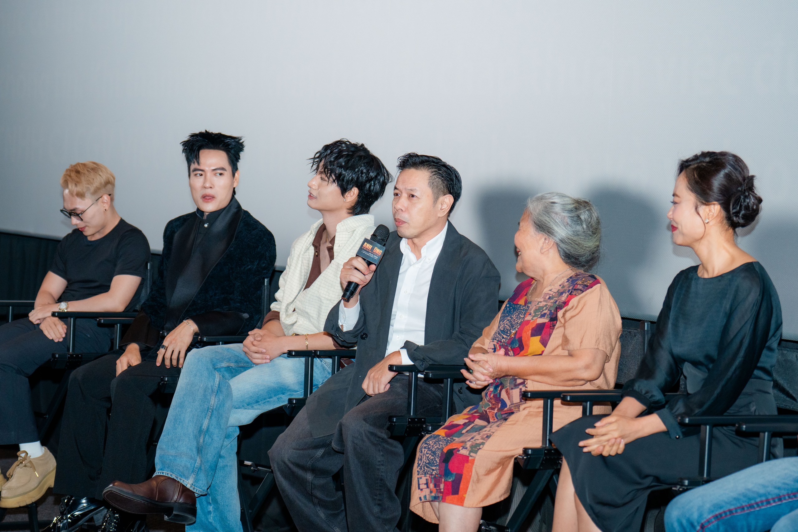 NSND Hồng V&acirc;n, Th&uacute;y Ng&acirc;n đến ủng hộ 'người quen' - Ảnh 1.