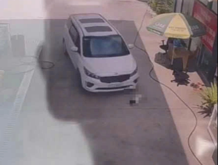 TP.HCM: T&agrave;i xế &ocirc; t&ocirc; &ocirc;m cua c&aacute;n tử vong b&eacute; g&aacute;i 2 tuổi trong c&acirc;y xăng- Ảnh 1.