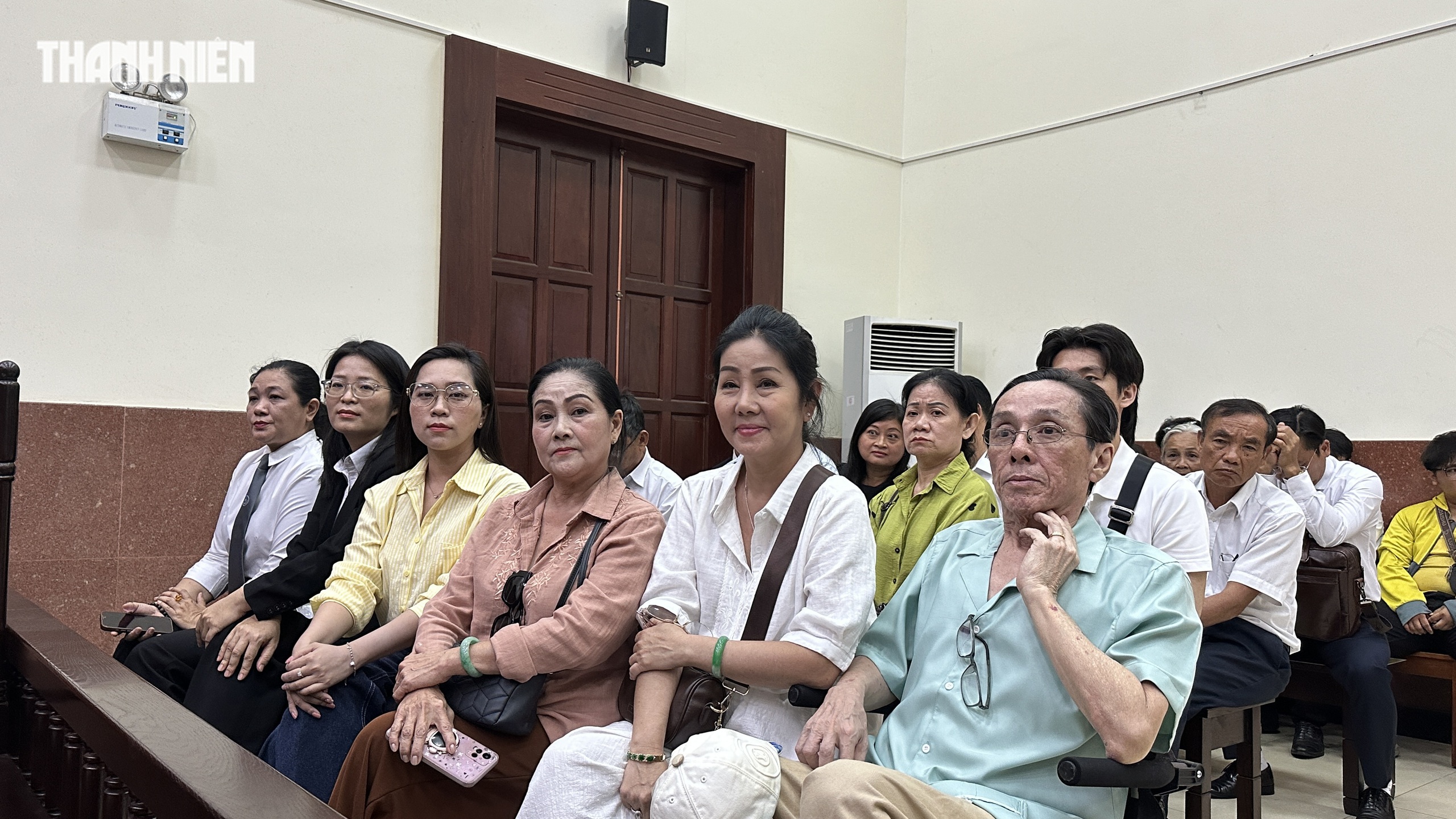 Ho&atilde;n phi&ecirc;n t&ograve;a ph&uacute;c thẩm vụ tranh chấp thừa kế của cố NSƯT Vũ Linh - Ảnh 3.