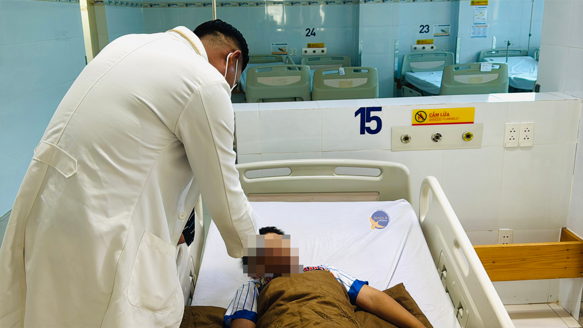 Nuốt mủ hoa sứ, 2 trẻ nhập viện cấp cứu vì ngộ độc - Ảnh 1.