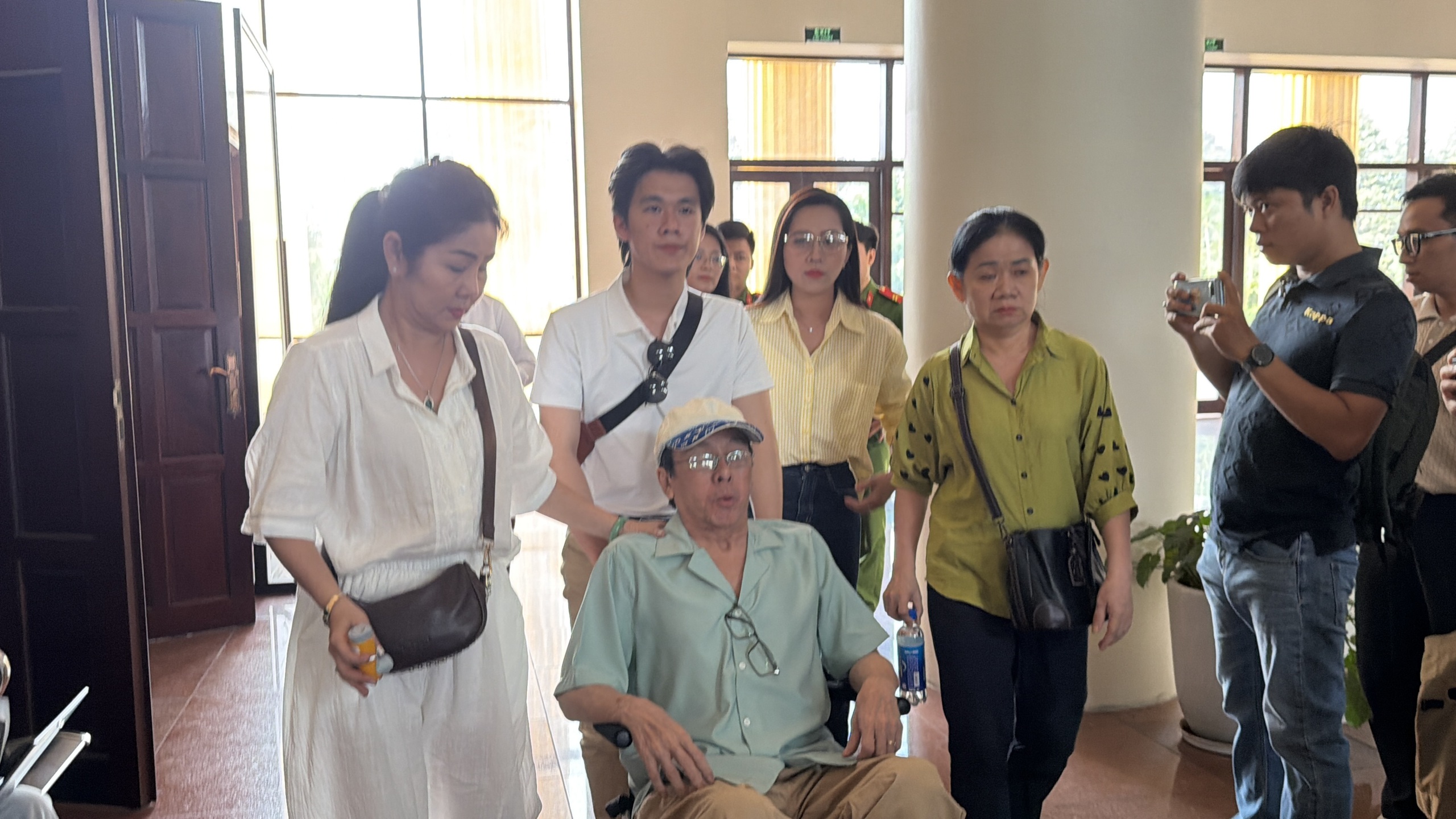 Tại sao hoãn phiên tòa phúc thẩm vụ tranh chấp di sản thừa kế của cố NSƯT Vũ Linh?  - Ảnh 1.