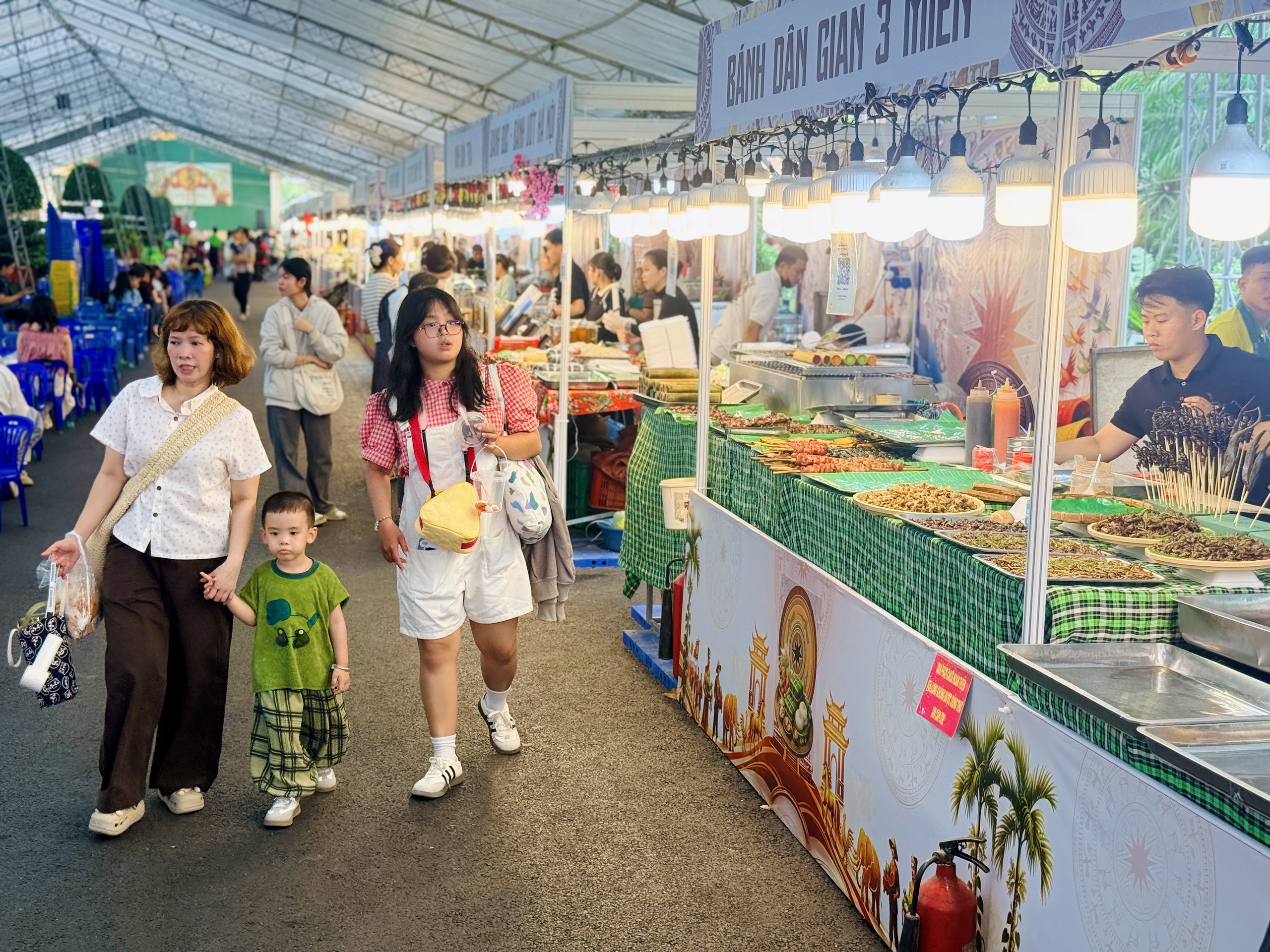 Lễ hội hơn 100 gian h&agrave;ng ẩm thực gi&aacute; từ 10.000 đồng ngay trung t&acirc;m TP.HCM - Ảnh 1.