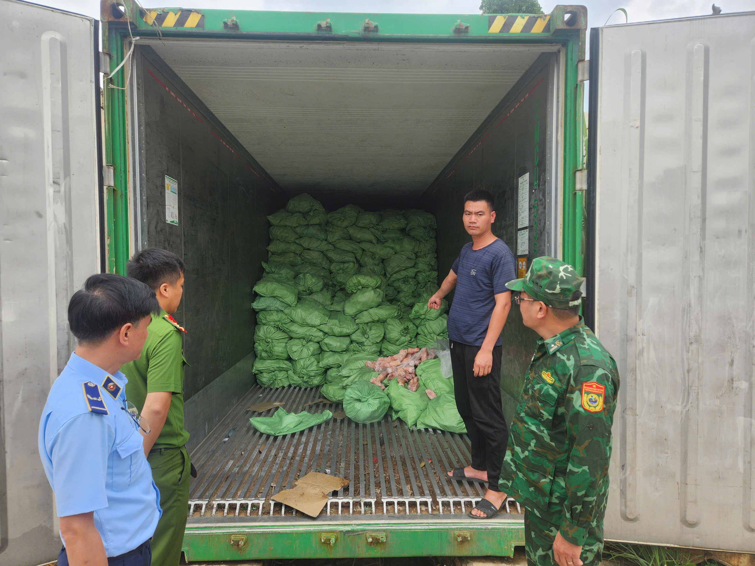 Phát hiện hơn 25 tấn thực phẩm bẩn không rõ nguồn gốc ở Quảng Ninh - Ảnh 1.