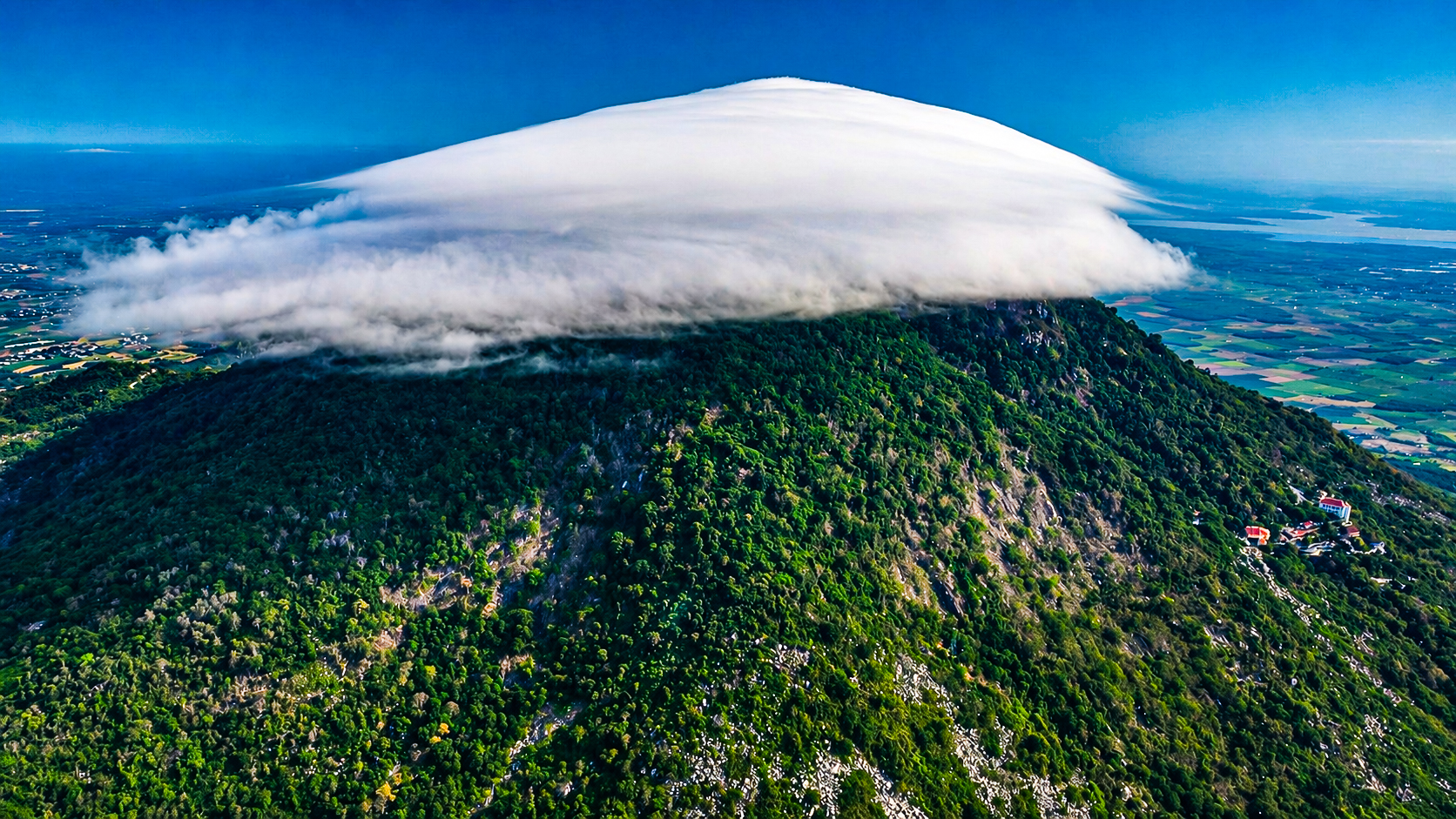 Độc lạ h&igrave;nh ảnh "m&acirc;y n&oacute;n" khổng lồ &ocirc;m trọn đỉnh n&uacute;i B&agrave; Đen  - Ảnh 2.