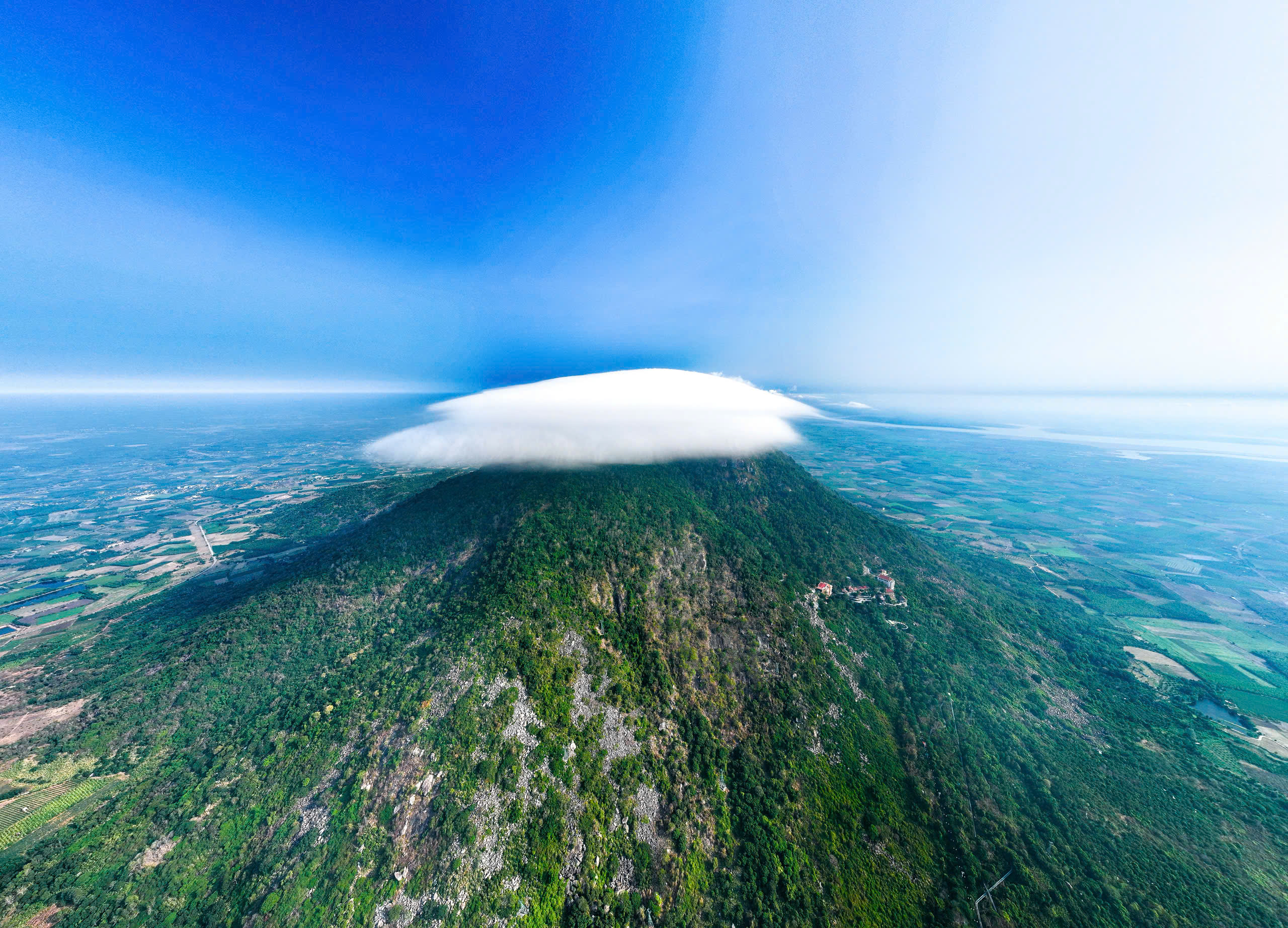 Độc lạ h&igrave;nh ảnh "m&acirc;y n&oacute;n" khổng lồ &ocirc;m trọn đỉnh n&uacute;i B&agrave; Đen  - Ảnh 1.