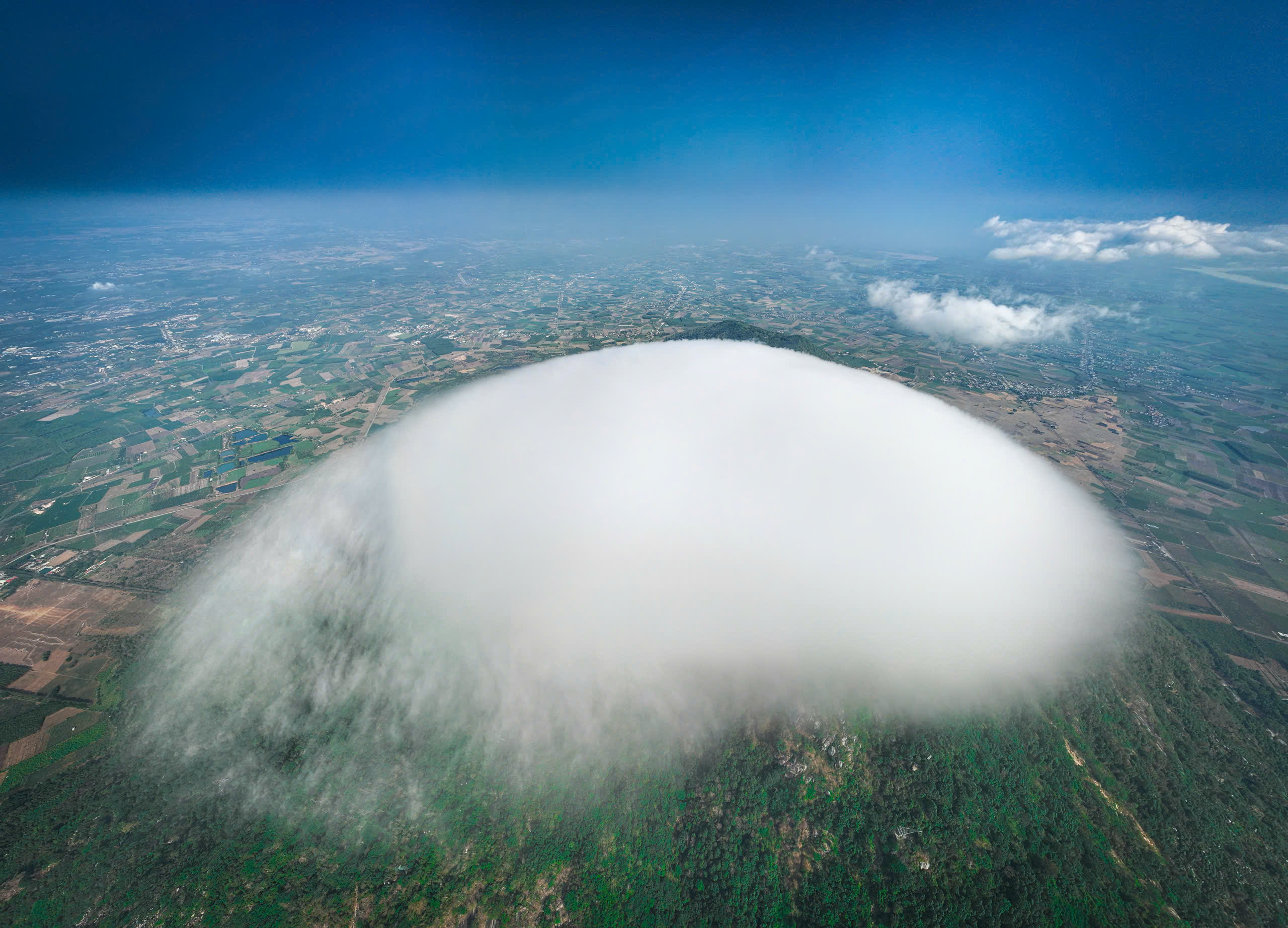 Độc lạ h&igrave;nh ảnh "m&acirc;y n&oacute;n" khổng lồ &ocirc;m trọn đỉnh n&uacute;i B&agrave; Đen  - Ảnh 3.