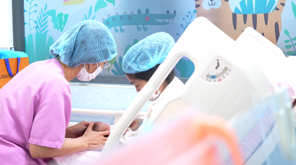 Chăm s&oacute;c sơ sinh lấy gia đ&igrave;nh l&agrave;m trung t&acirc;m:Liệu ph&aacute;p 'kỳ diệu' cho n&atilde;o bộ trẻ - Ảnh 5.