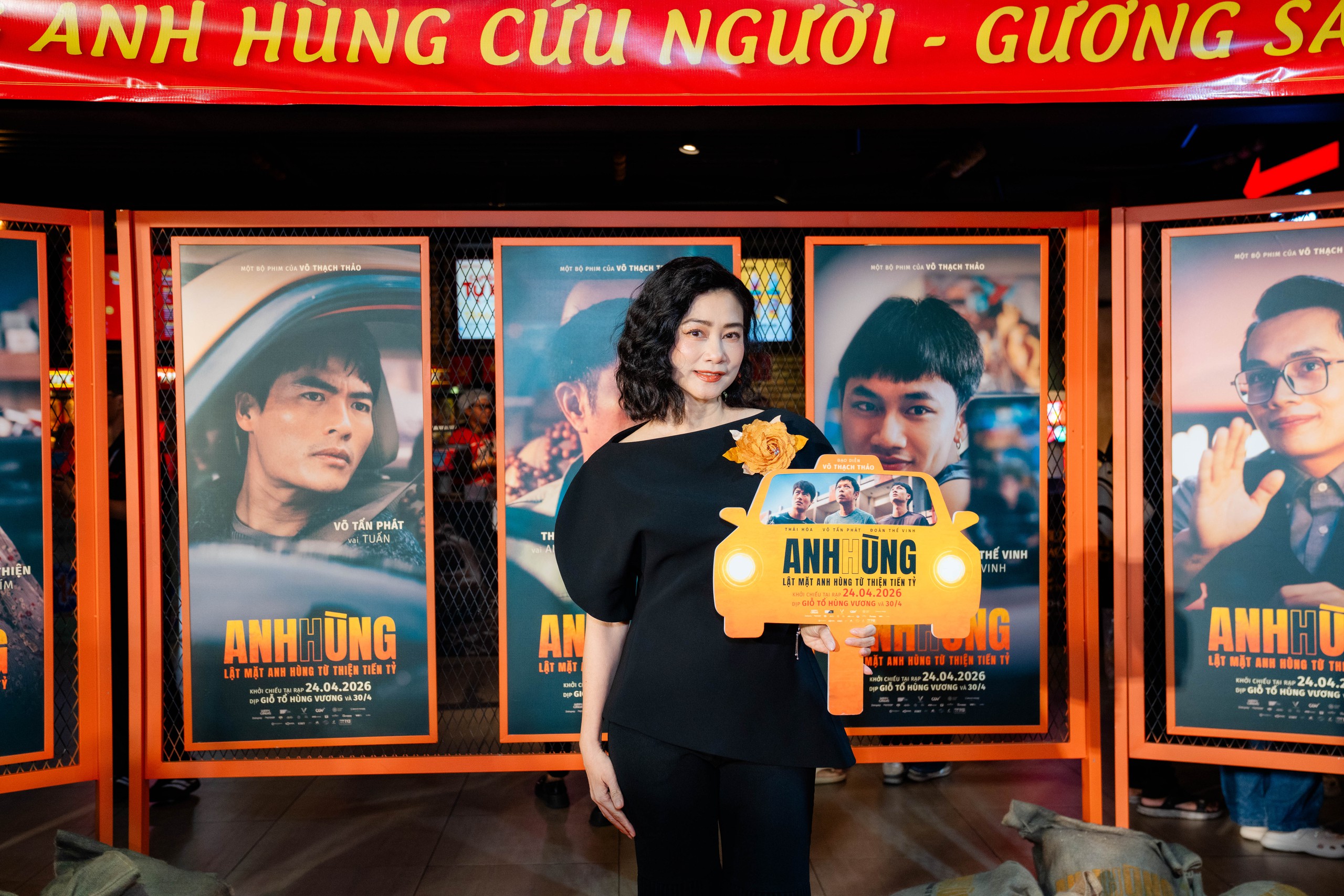 NSND Hồng V&acirc;n, Th&uacute;y Ng&acirc;n đến ủng hộ 'người quen' - Ảnh 7.