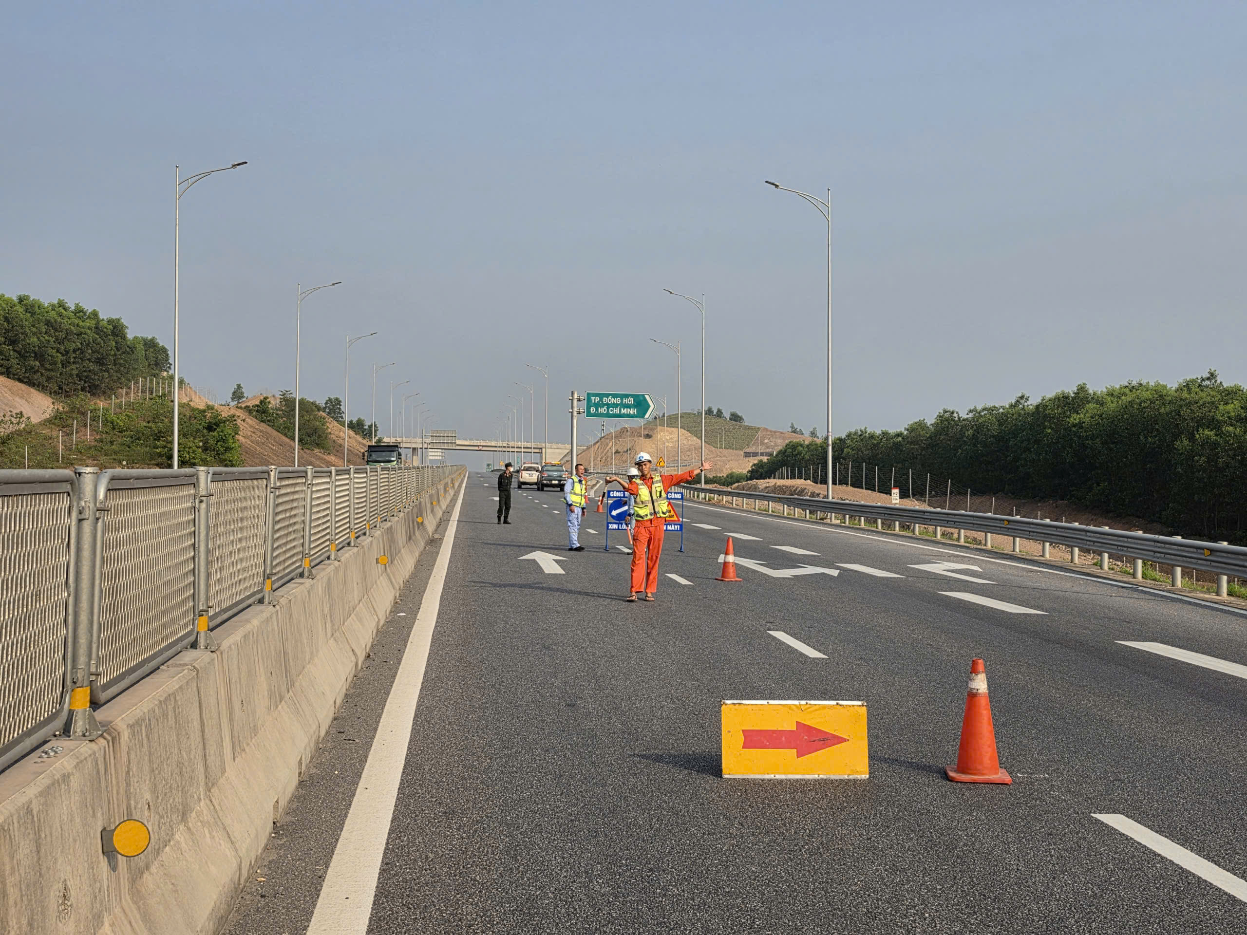 Cao tốc Vũng Áng - Cam Lộ tạm đóng từng đoạn để lắp giá long môn - Ảnh 2.