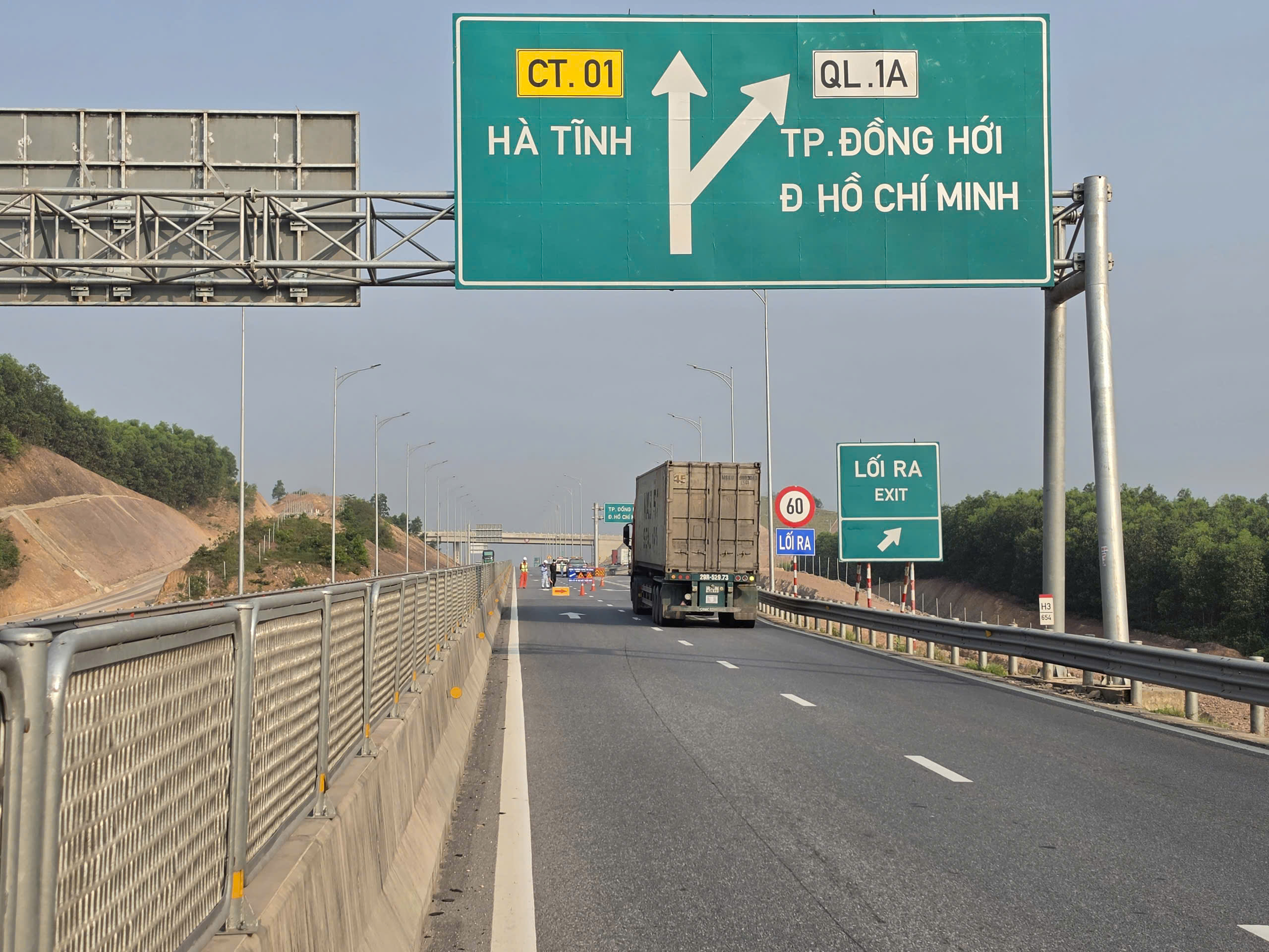 Cao tốc Vũng Áng - Cam Lộ tạm đóng từng đoạn để lắp giá long môn - Ảnh 1.