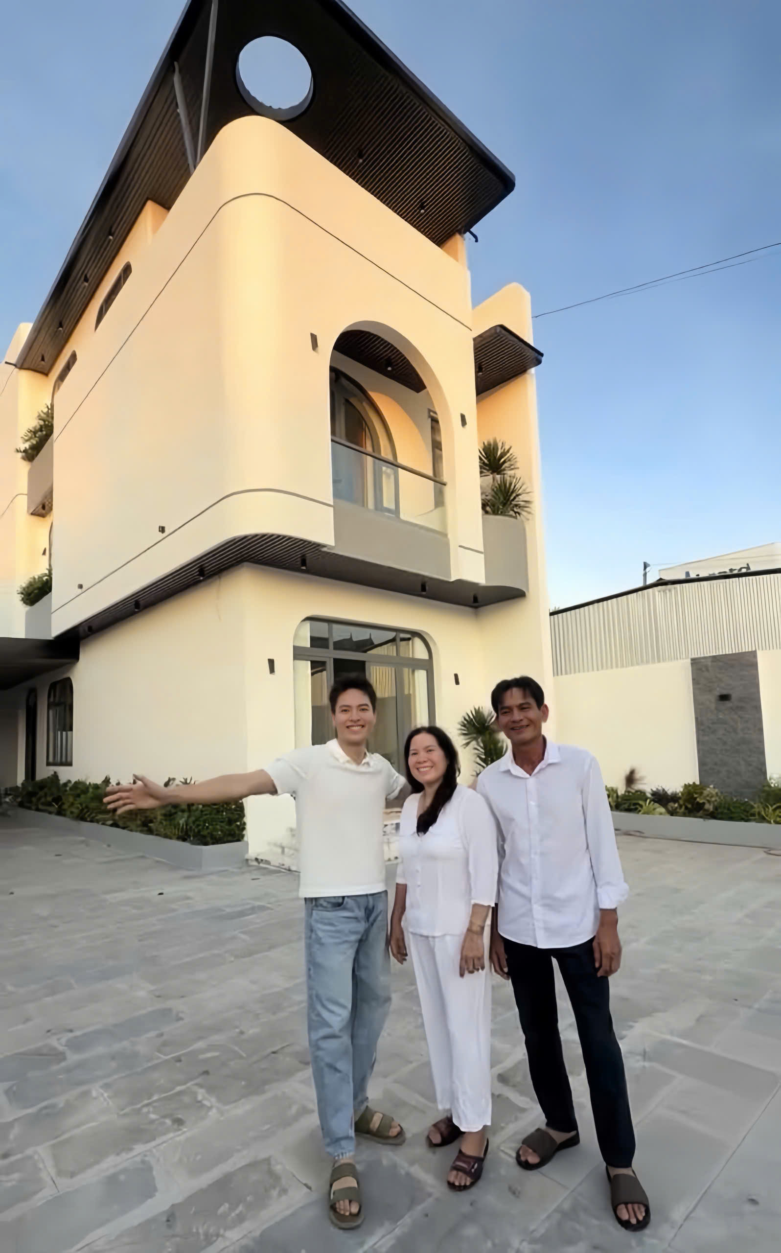 V&otilde; Tấn Ph&aacute;t đắt show đ&oacute;ng phim, x&acirc;y nh&agrave; &lsquo;khủng&rsquo; cho ba mẹ ở tuổi 30 - Ảnh 1.