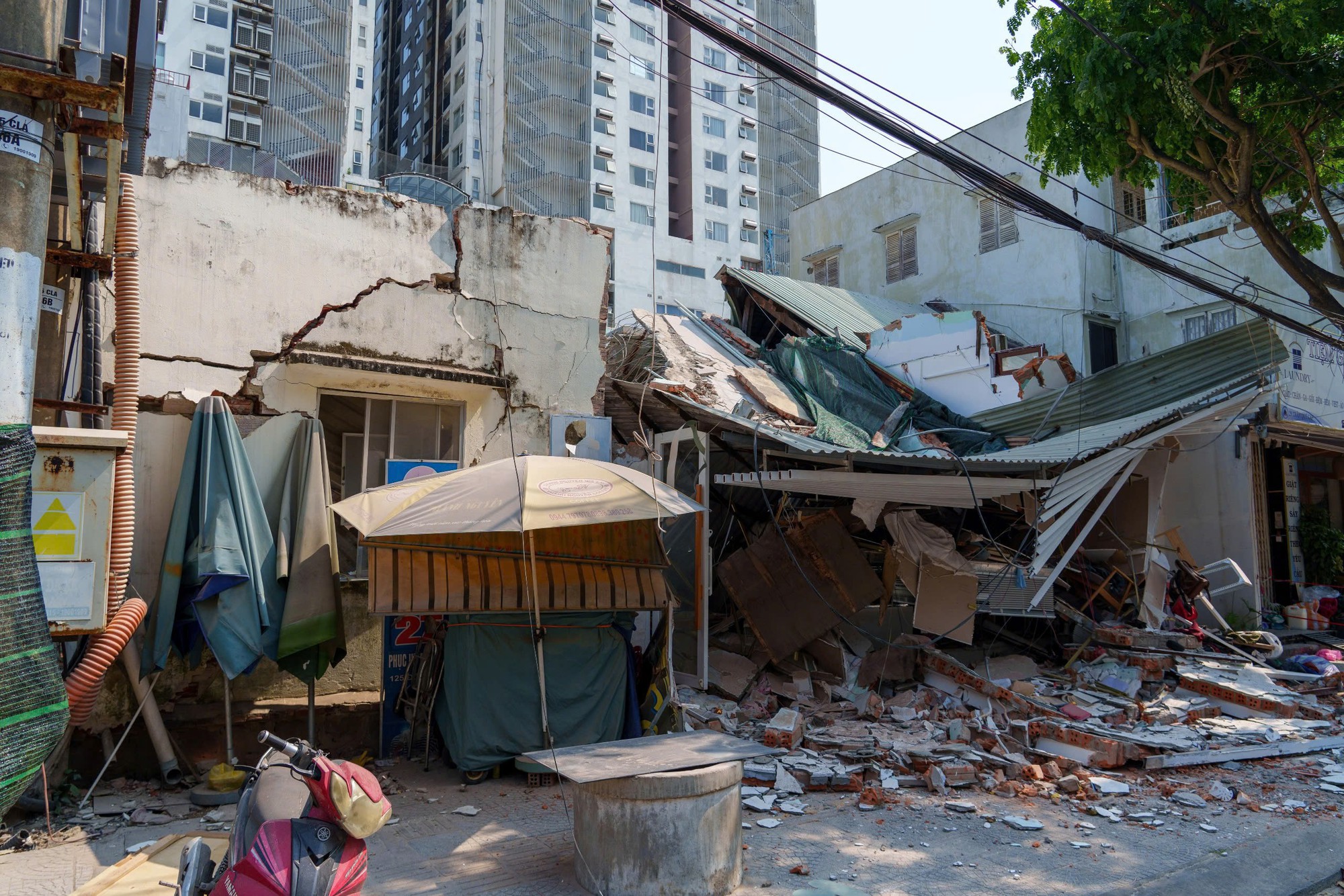 Tháo dỡ công trình làm sập nhà dân ở Đà Nẵng: Công an vào cuộc điều tra- Ảnh 1.