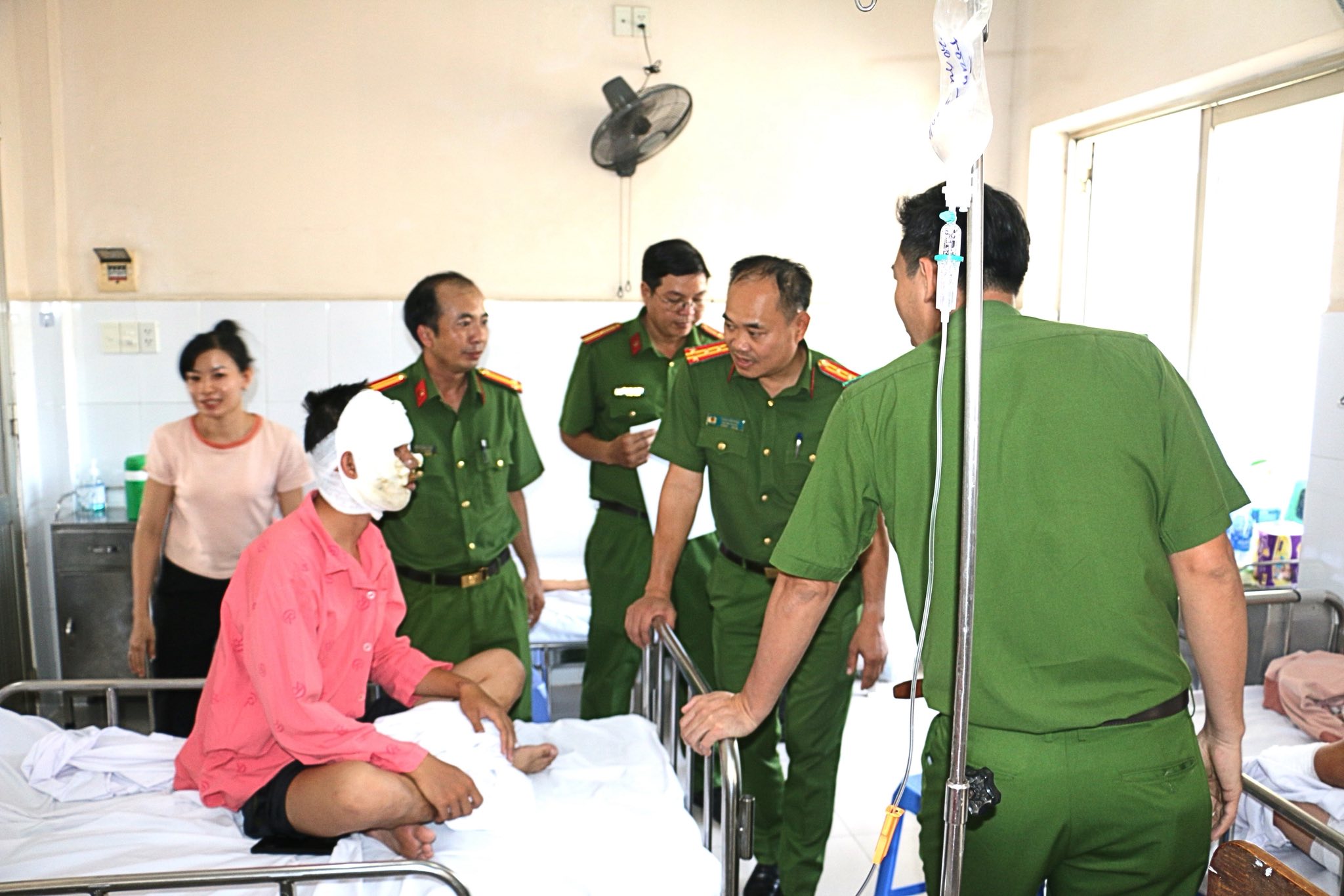 TP.HCM: Nổ thùng hóa chất khi chữa cháy, 2 chiến sĩ bị bỏng - Ảnh 1.