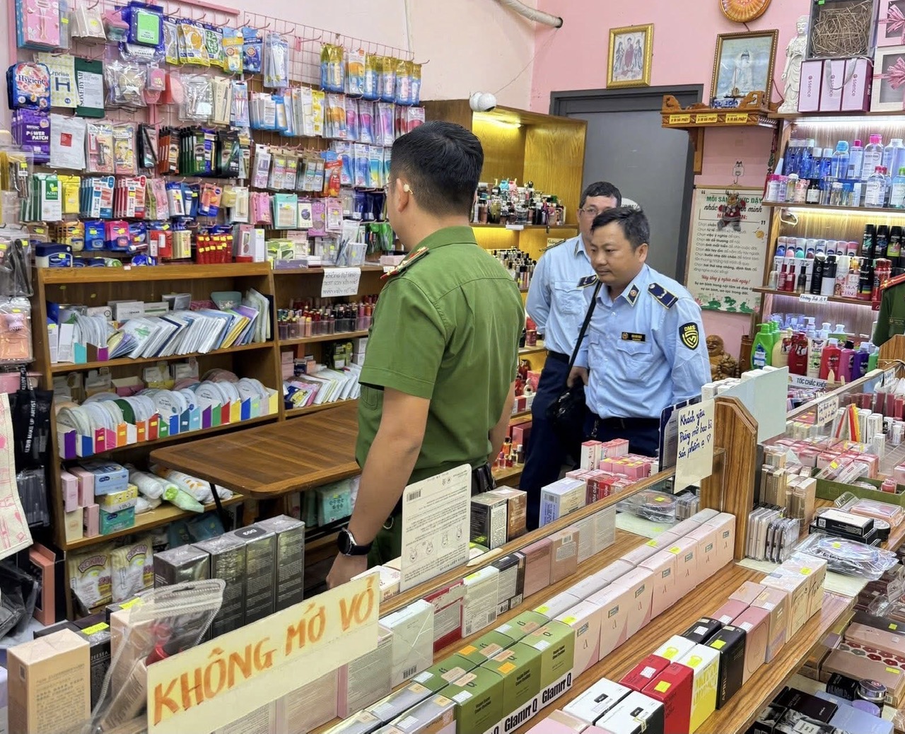 Phát hiện một cửa hàng bán mỹ phẩm nhập lậu, không rõ nguồn gốc - Ảnh 1.