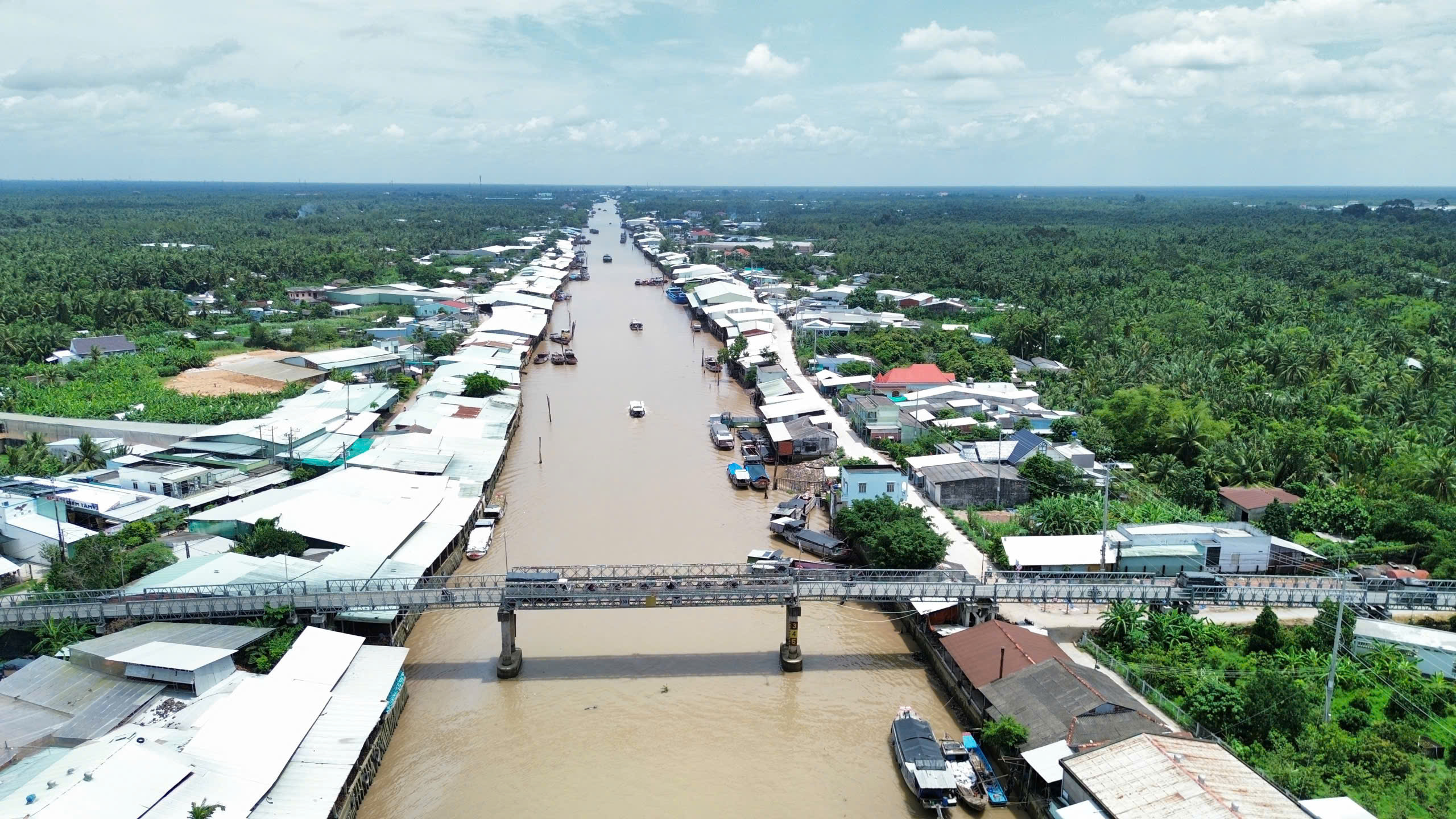 Những phụ nữ giữ nghề dệt chỉ xơ dừa giữa nắng gió sông Thơm - Ảnh 1.