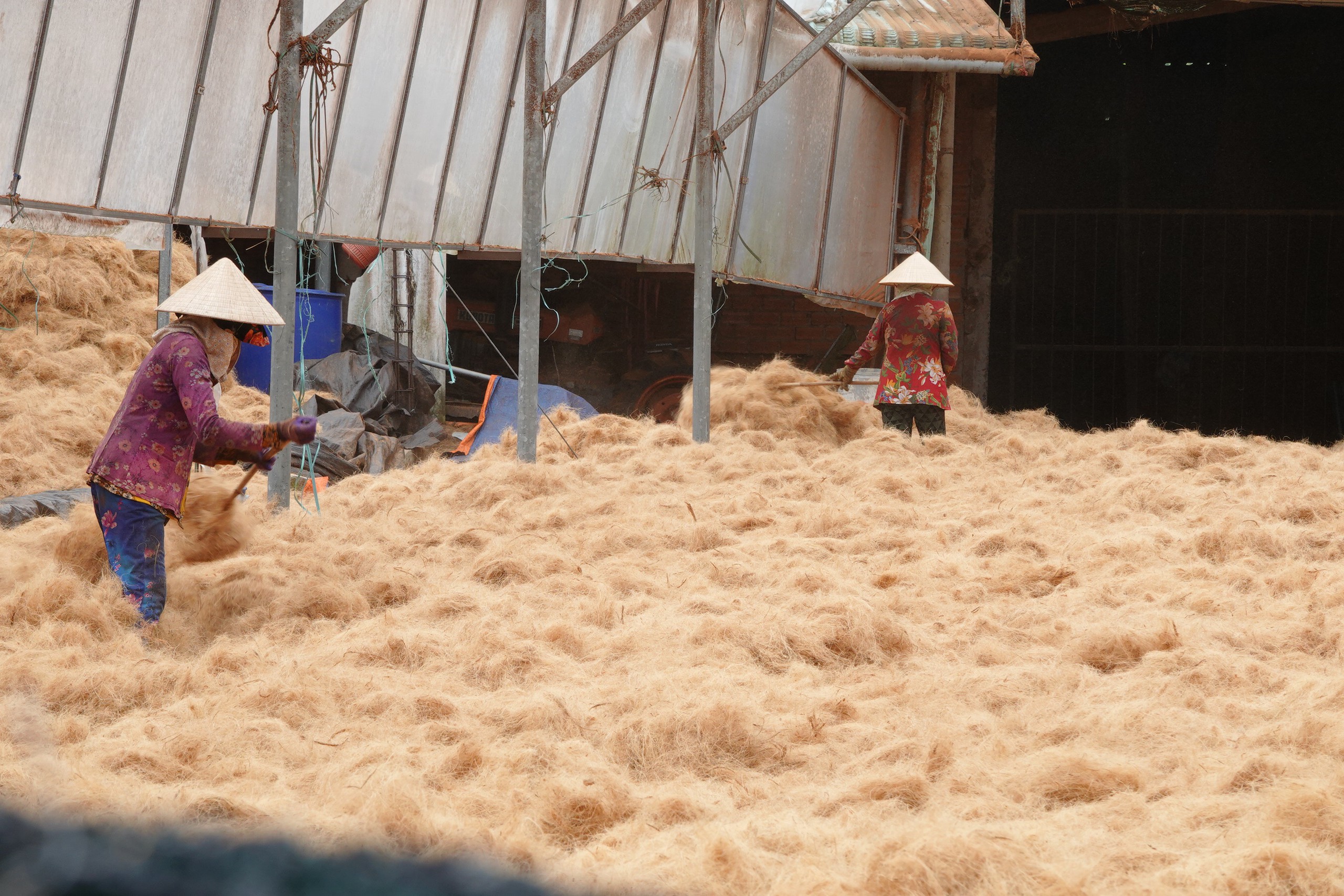 Những phụ nữ giữ nghề dệt chỉ xơ dừa giữa nắng gió sông Thơm - Ảnh 3.