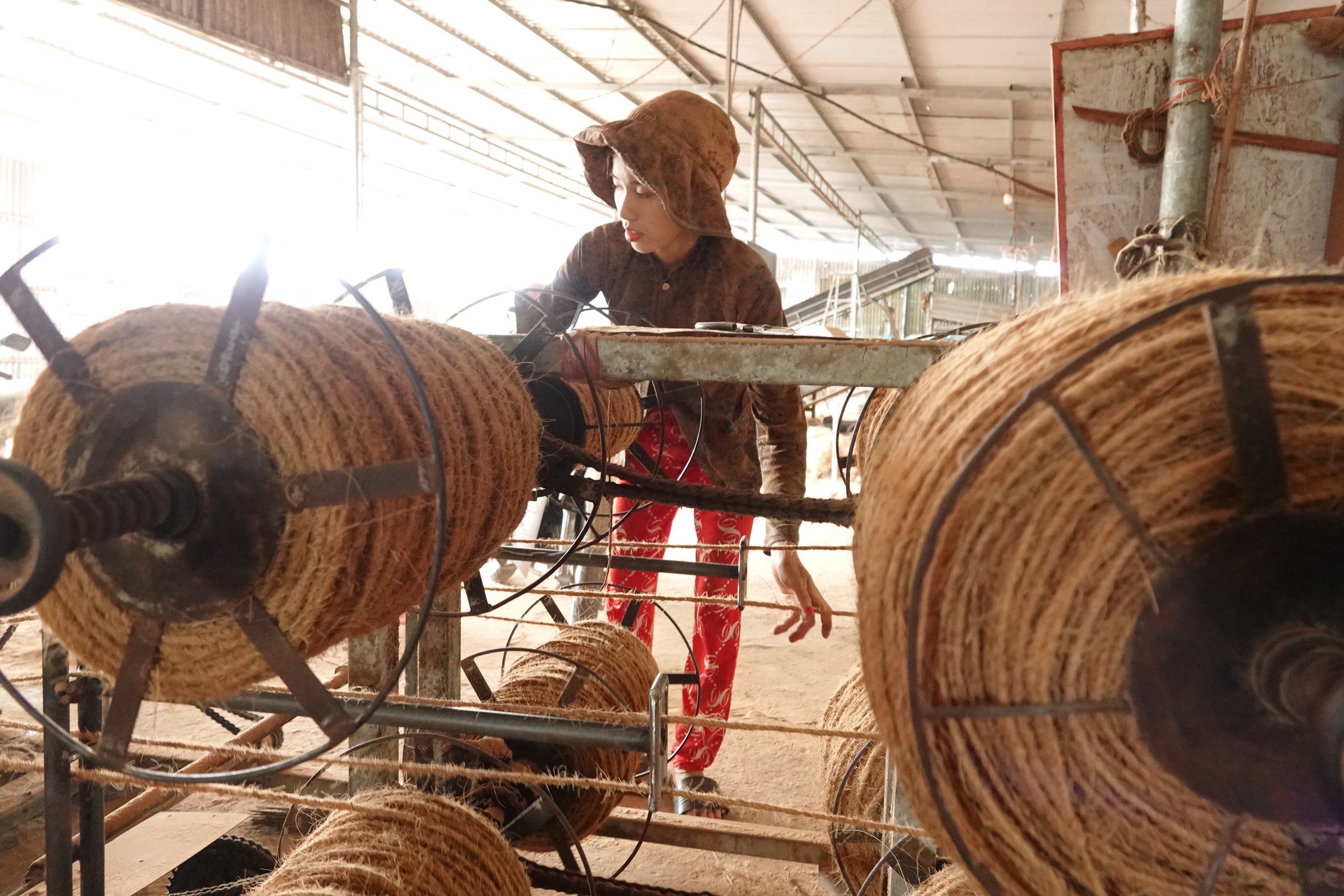 Những phụ nữ giữ nghề dệt chỉ xơ dừa giữa nắng gió sông Thơm - Ảnh 4.