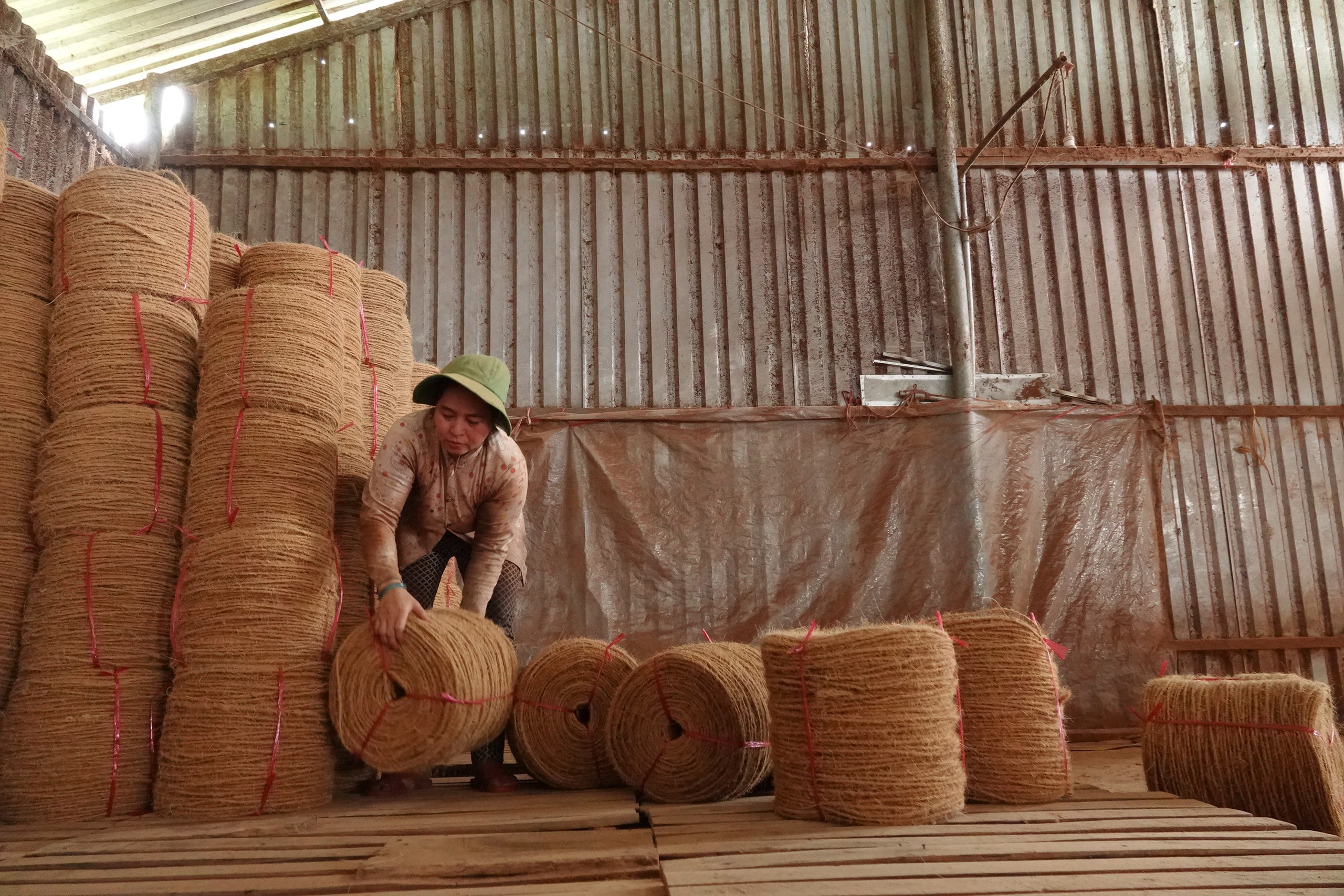 Những phụ nữ giữ nghề dệt chỉ xơ dừa giữa nắng gió sông Thơm - Ảnh 5.