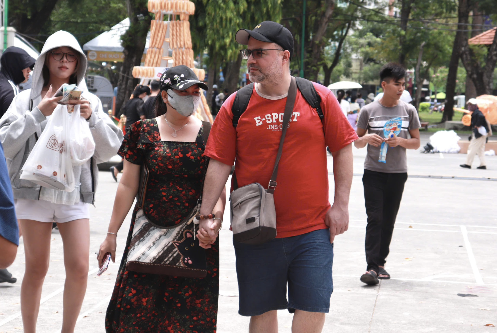 Lễ hội b&aacute;nh m&igrave; ở trung t&acirc;m TP.HCM: Kh&aacute;ch T&acirc;y gh&eacute; ăn n&oacute;i điều bất ngờ - Ảnh 2.