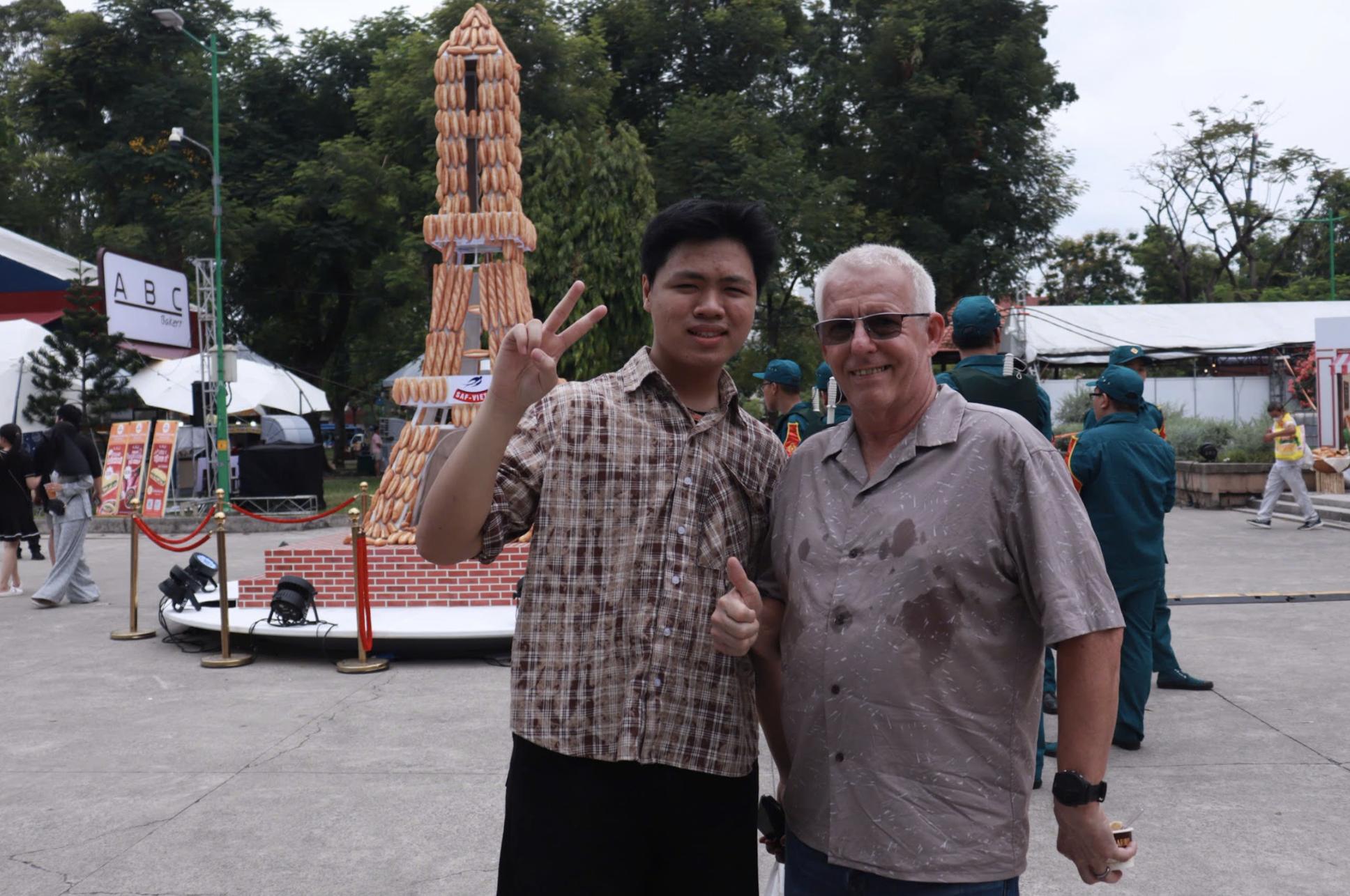 Lễ hội b&aacute;nh m&igrave; ở trung t&acirc;m TP.HCM: Kh&aacute;ch T&acirc;y gh&eacute; ăn n&oacute;i điều bất ngờ - Ảnh 3.