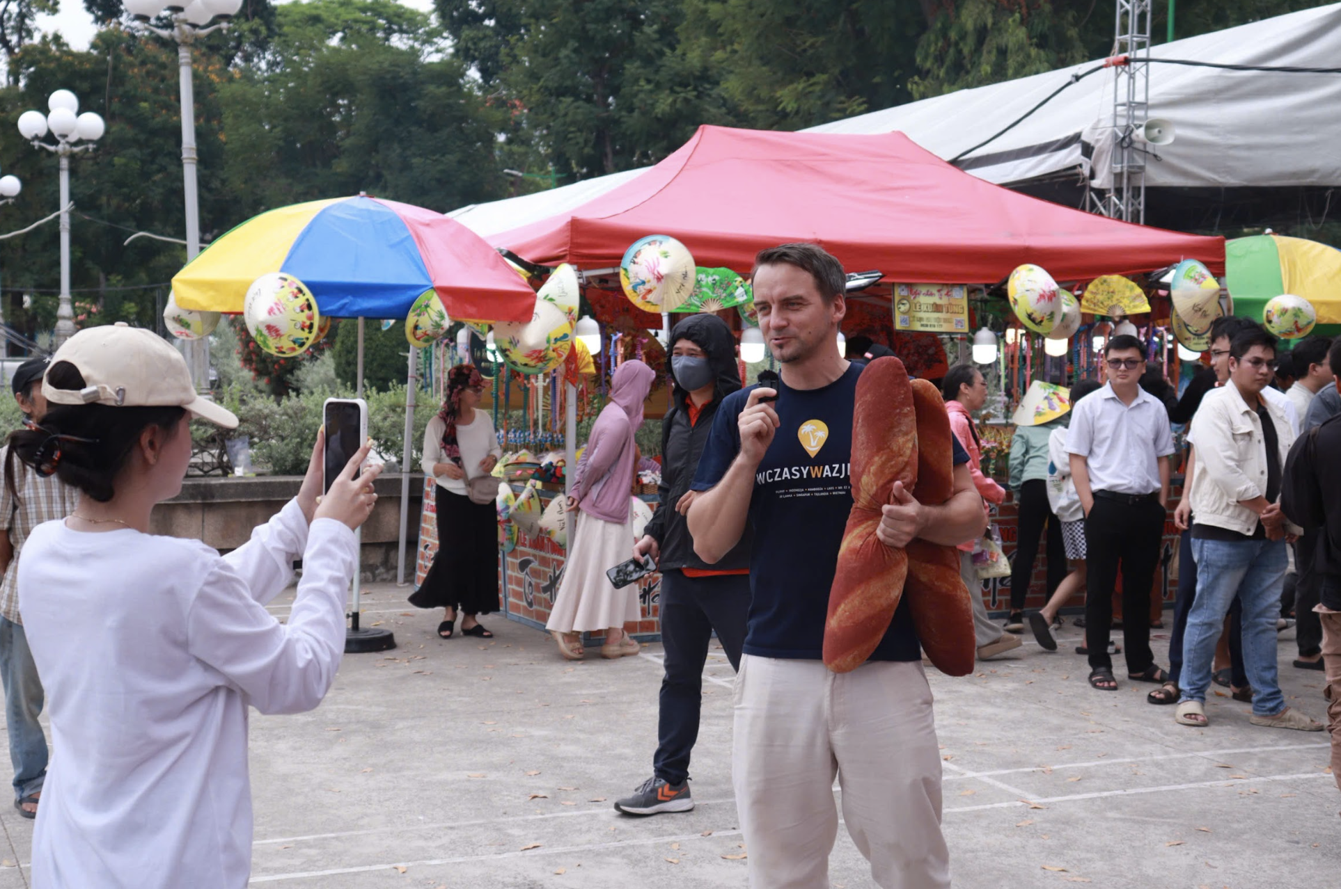 Lễ hội b&aacute;nh m&igrave; ở trung t&acirc;m TP.HCM: Kh&aacute;ch T&acirc;y gh&eacute; ăn n&oacute;i điều bất ngờ - Ảnh 4.